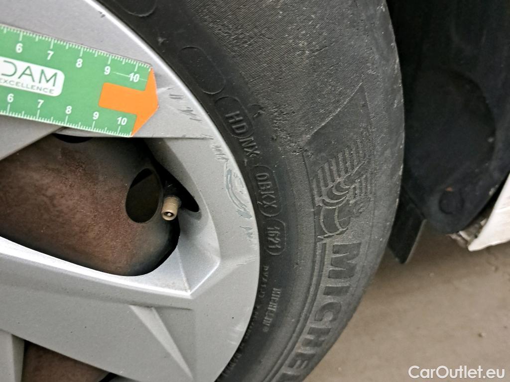  Hyundai  i20 HYUNDAI  / 2020 / 5P / berlina con portón 1.0 TGDI 74kW (100CV) 48V Essence #28