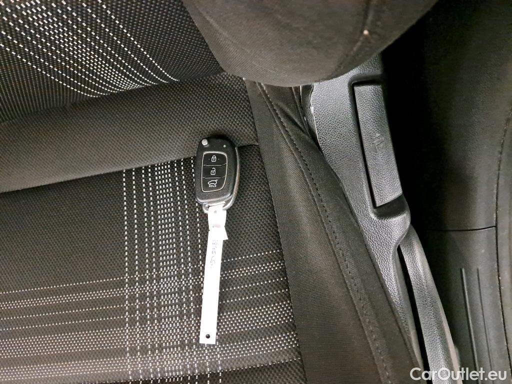  Hyundai  i20 HYUNDAI  / 2020 / 5P / berlina con portón 1.0 TGDI 74kW (100CV) 48V Essence #1