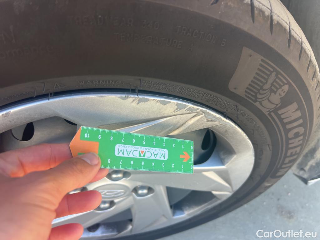  Hyundai  i20 HYUNDAI  / 2023 / 5P / berlina con portón 1.2 MPI Essence #28