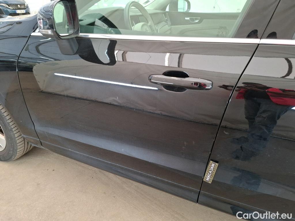  Volvo  XC60 VOLVO  / 2021 / 5P / SUV B4 197 Geartronic 8 Momentum Business #40