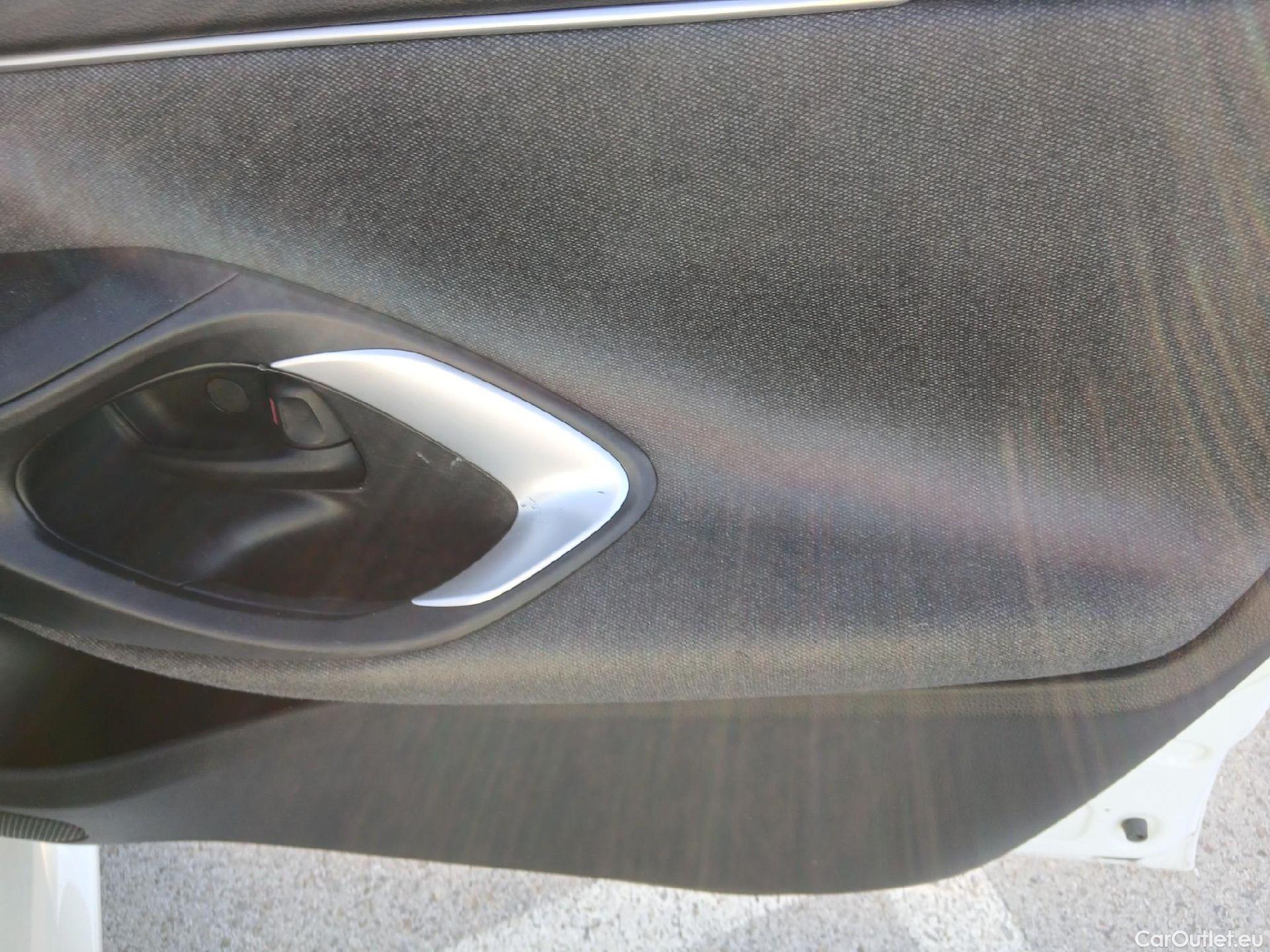  Toyota  Yaris TOYOTA  / 2020 / 5P / berlina con portón 1.5 120H Active Tech #16