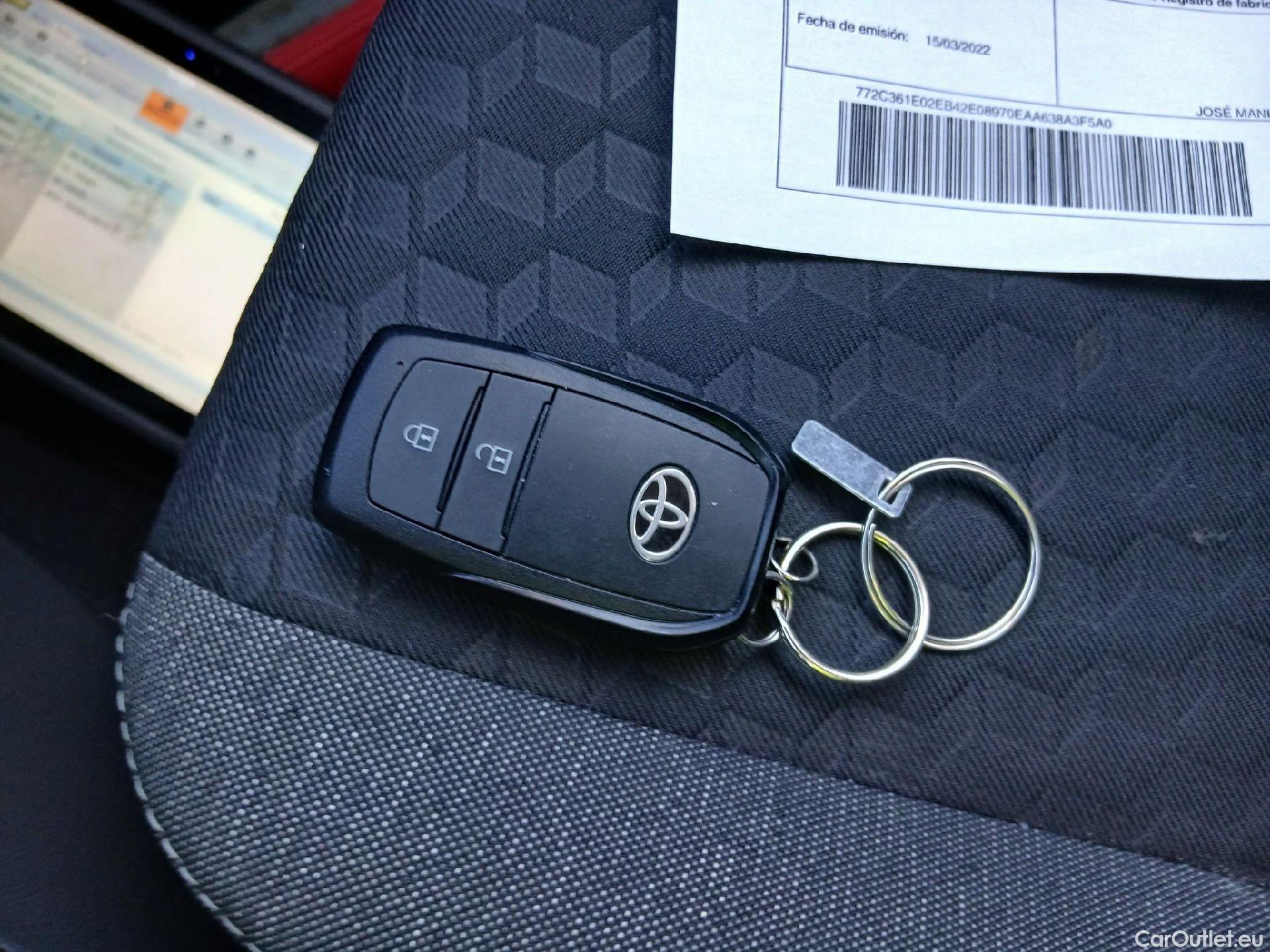  Toyota  Yaris TOYOTA  / 2020 / 5P / berlina con portón 1.5 120H Active Tech #1