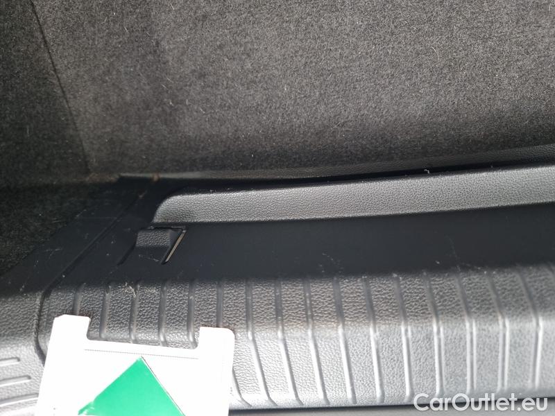  Volkswagen  Golf  VIII (CD1) (2019) 1.0TSI 81 5d #6