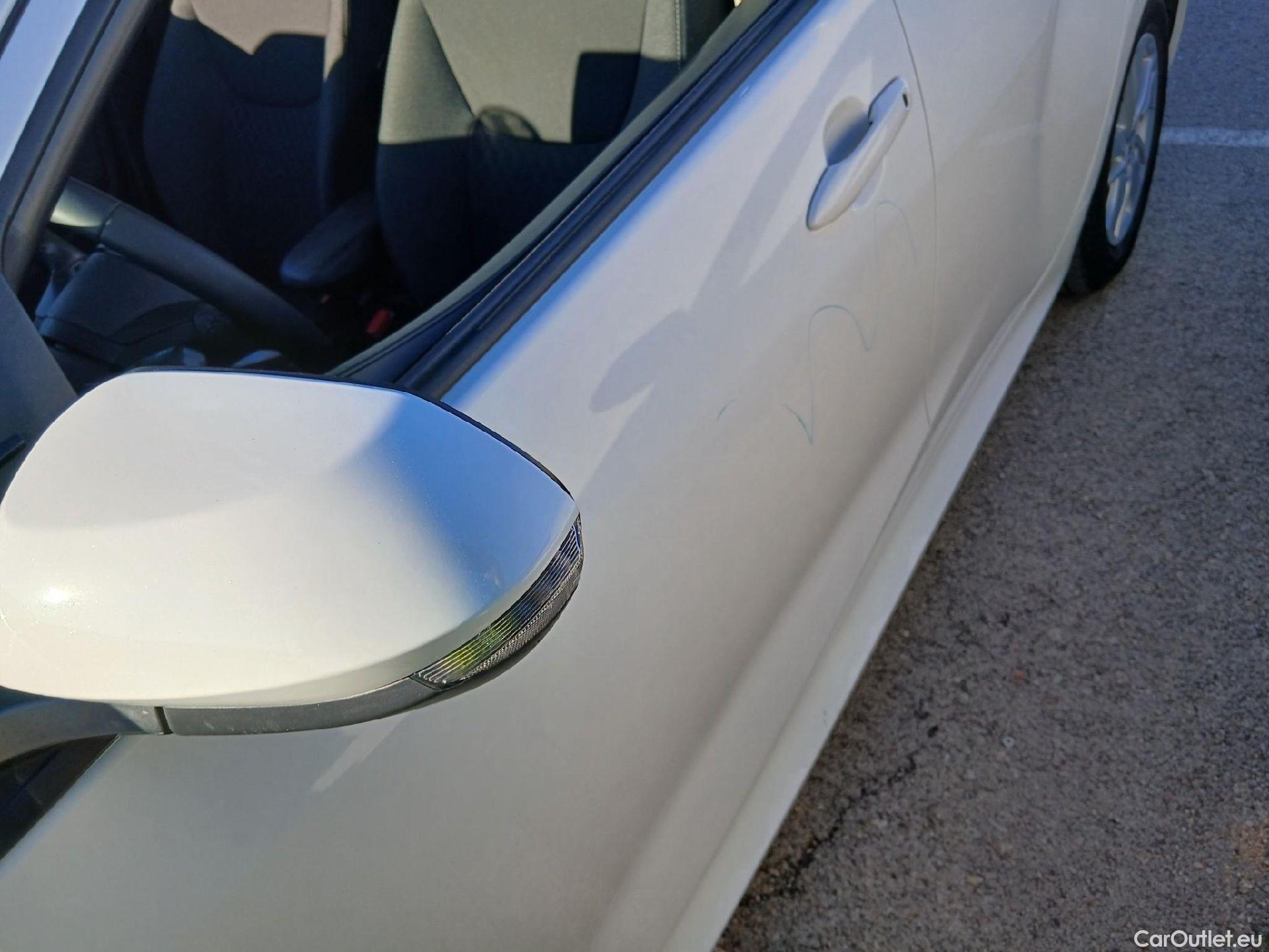  Toyota  Yaris TOYOTA  / 2020 / 5P / berlina con portón 1.5 120H Active Tech #8