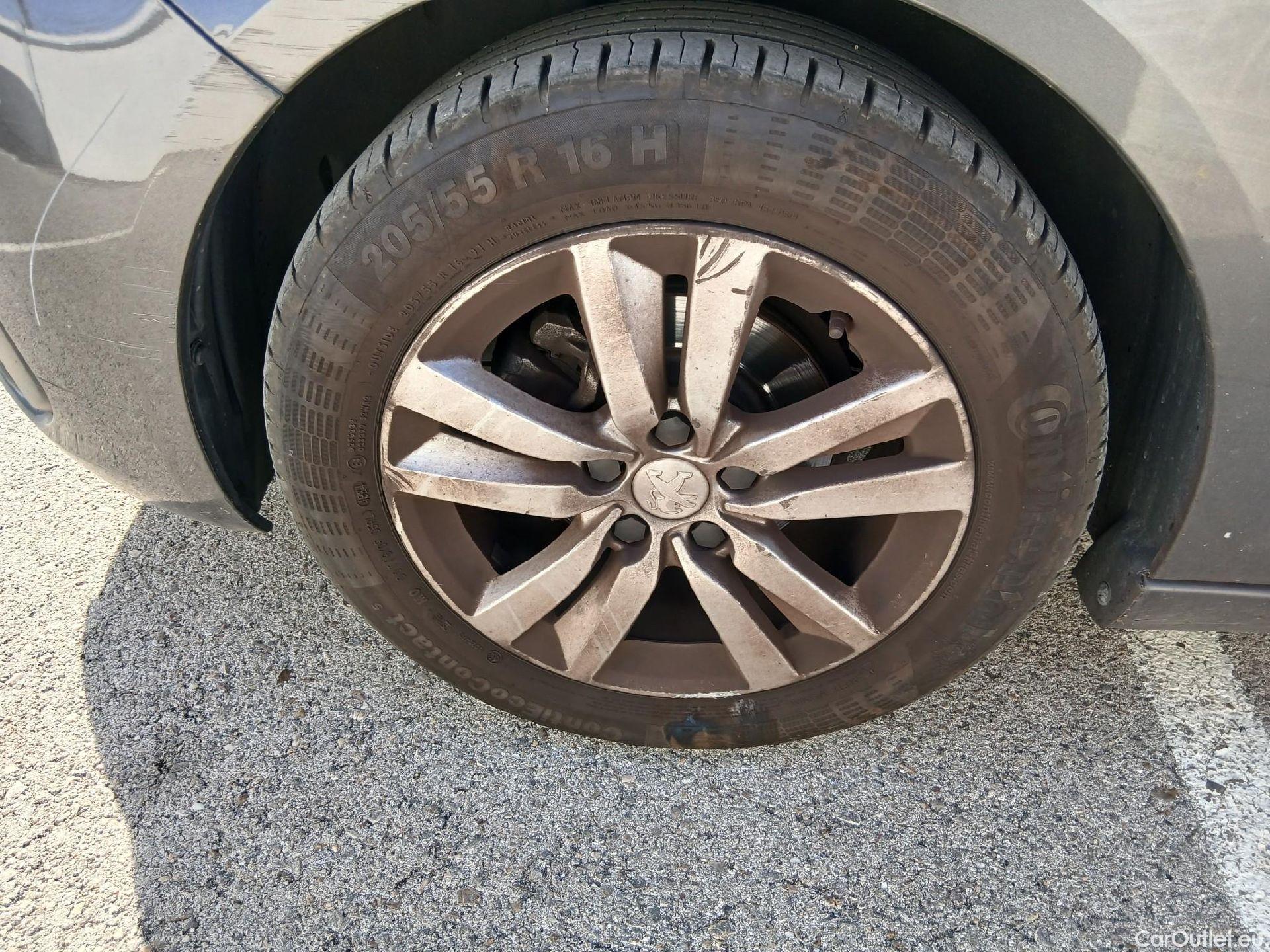  Peugeot  308 PEUGEOT  / 2017 / 5P / berlina con portón 5p Active Pack PureTech 110 S&S #9