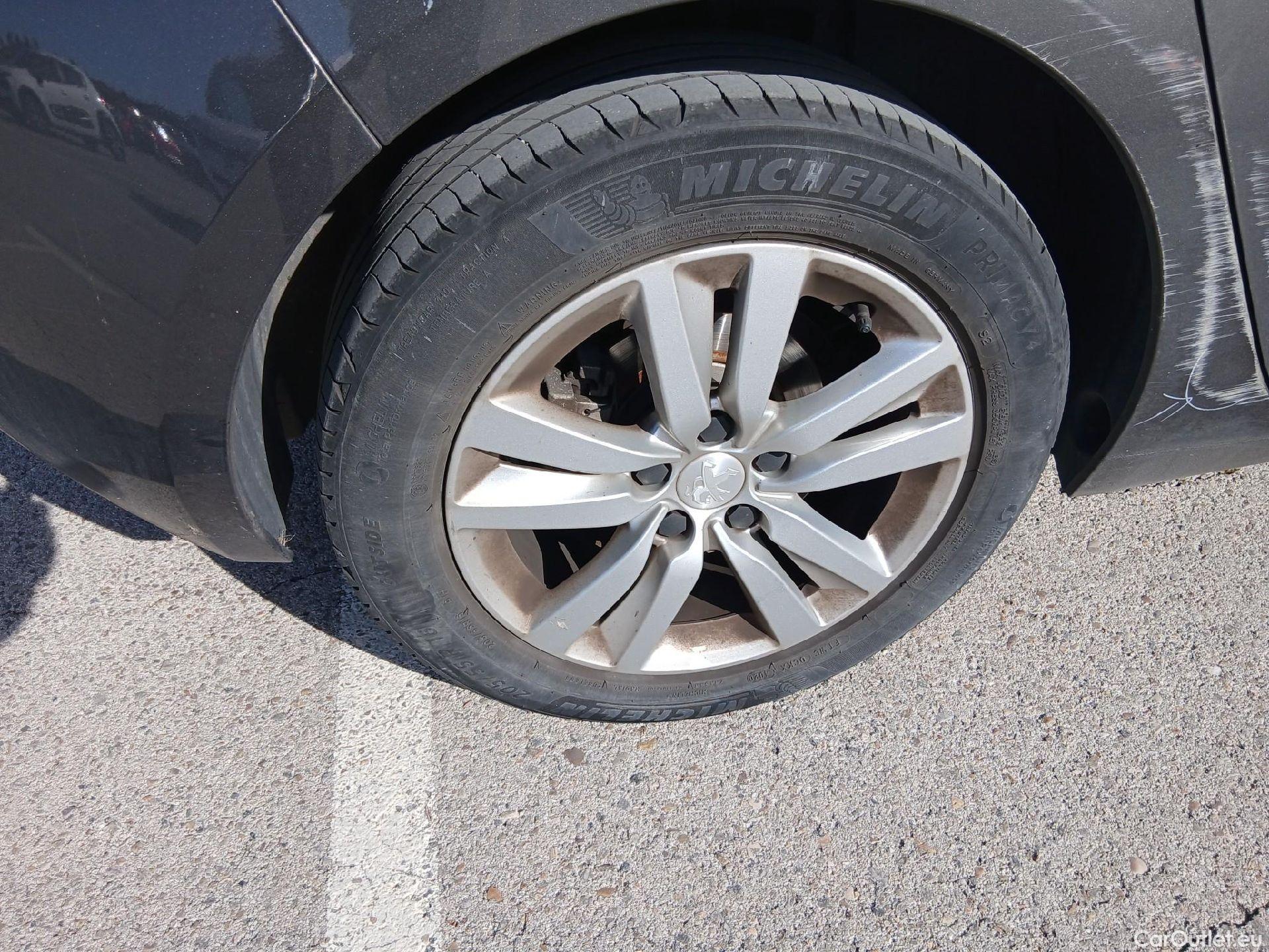  Peugeot  308 PEUGEOT  / 2017 / 5P / berlina con portón 5p Active Pack PureTech 110 S&S #29