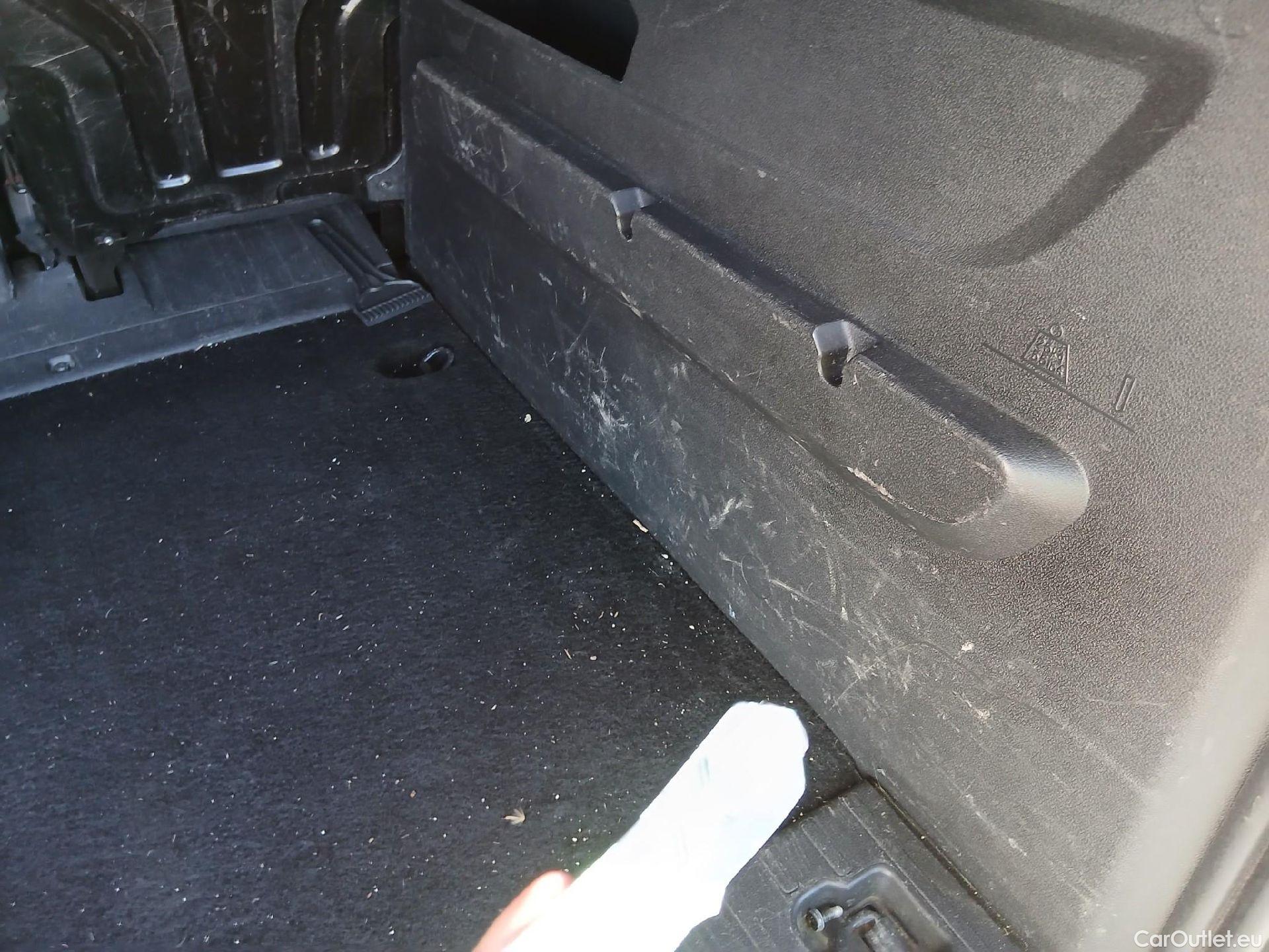  Citroen  Berlingo CITROEN  / 2018 / 5P / monovolumen compacto Talla M BlueHDi 100 SHINE #52