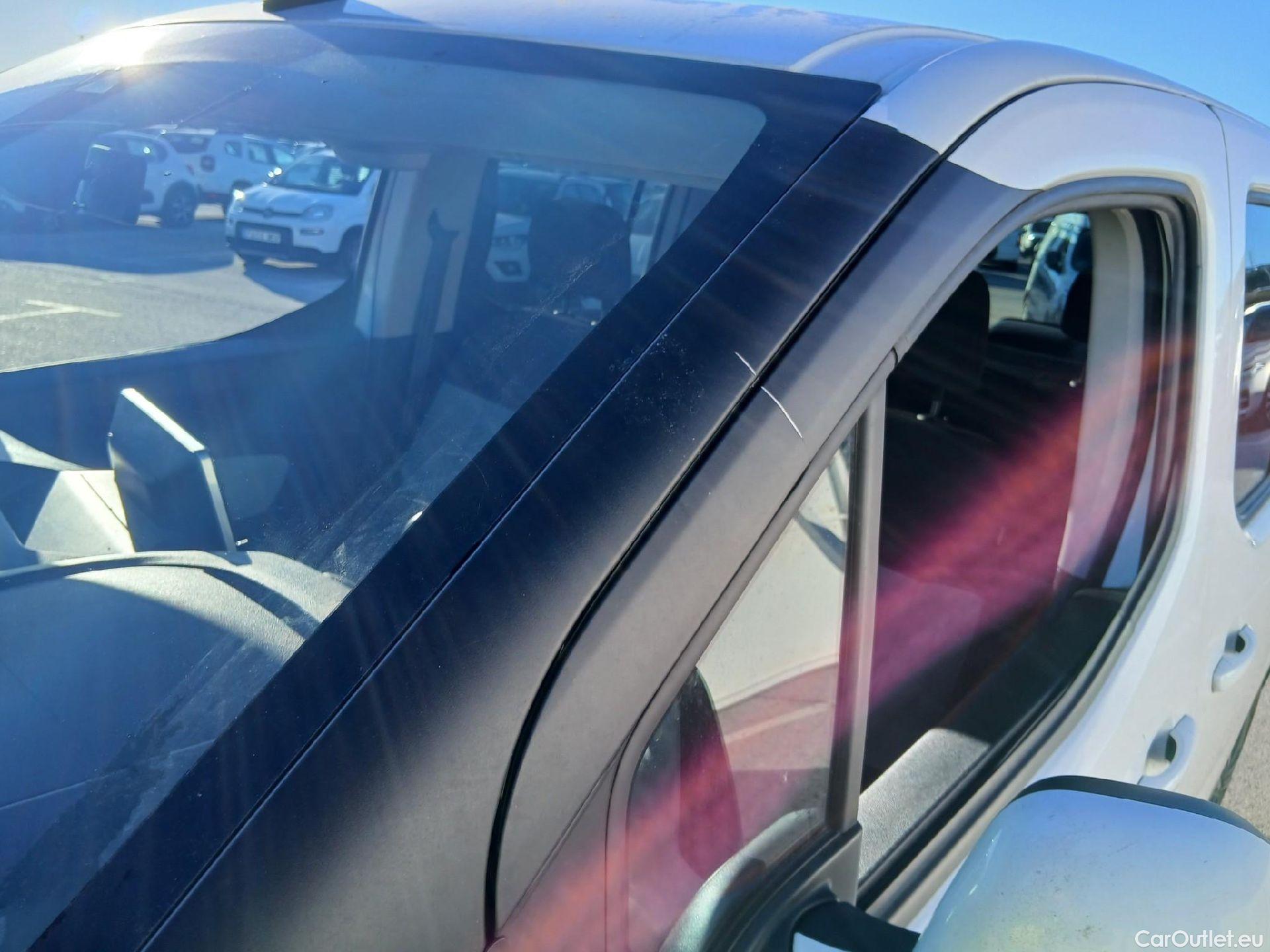  Citroen  Berlingo CITROEN  / 2018 / 5P / monovolumen compacto Talla M BlueHDi 100 SHINE #23