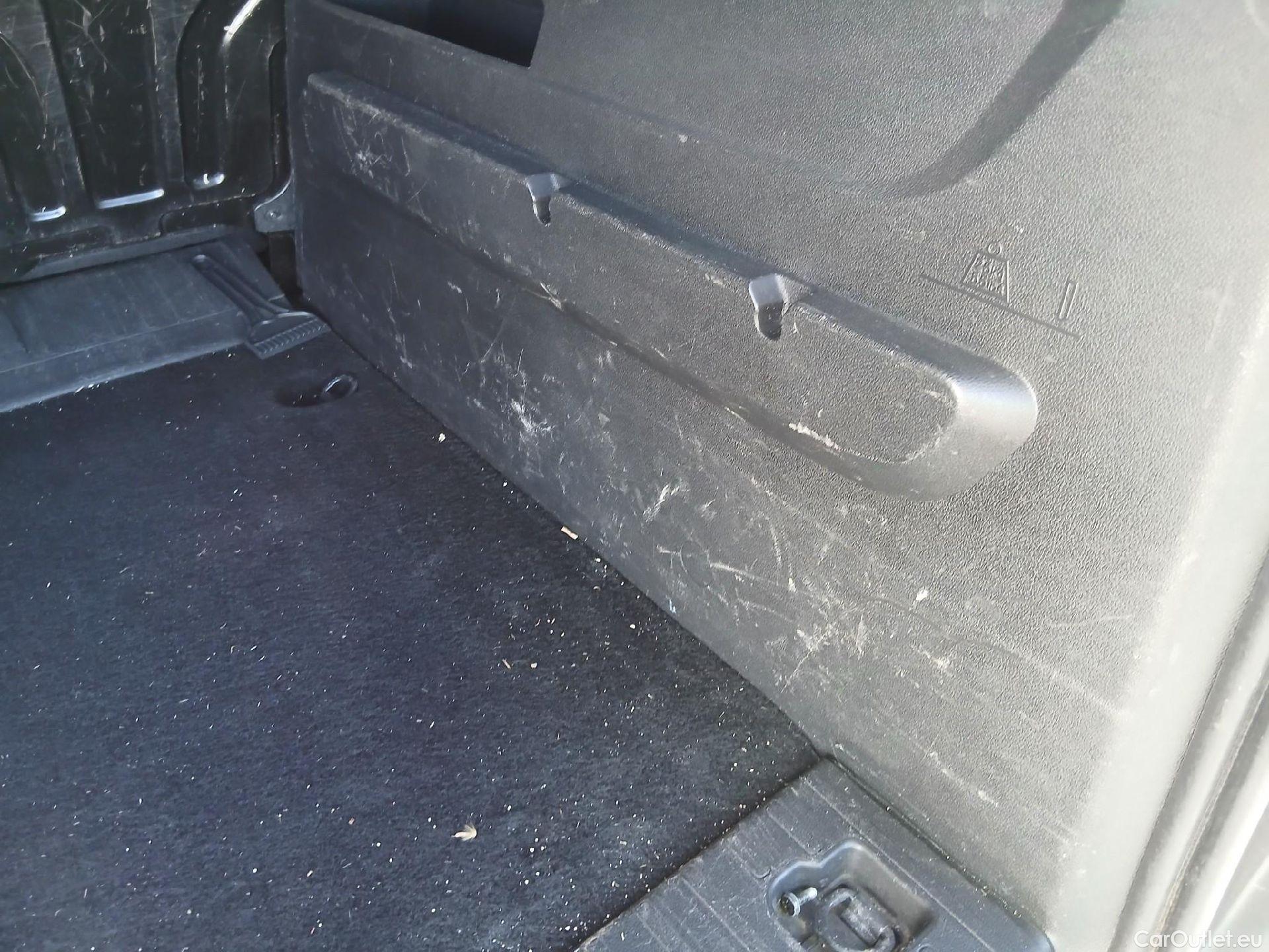  Citroen  Berlingo CITROEN  / 2018 / 5P / monovolumen compacto Talla M BlueHDi 100 SHINE #51