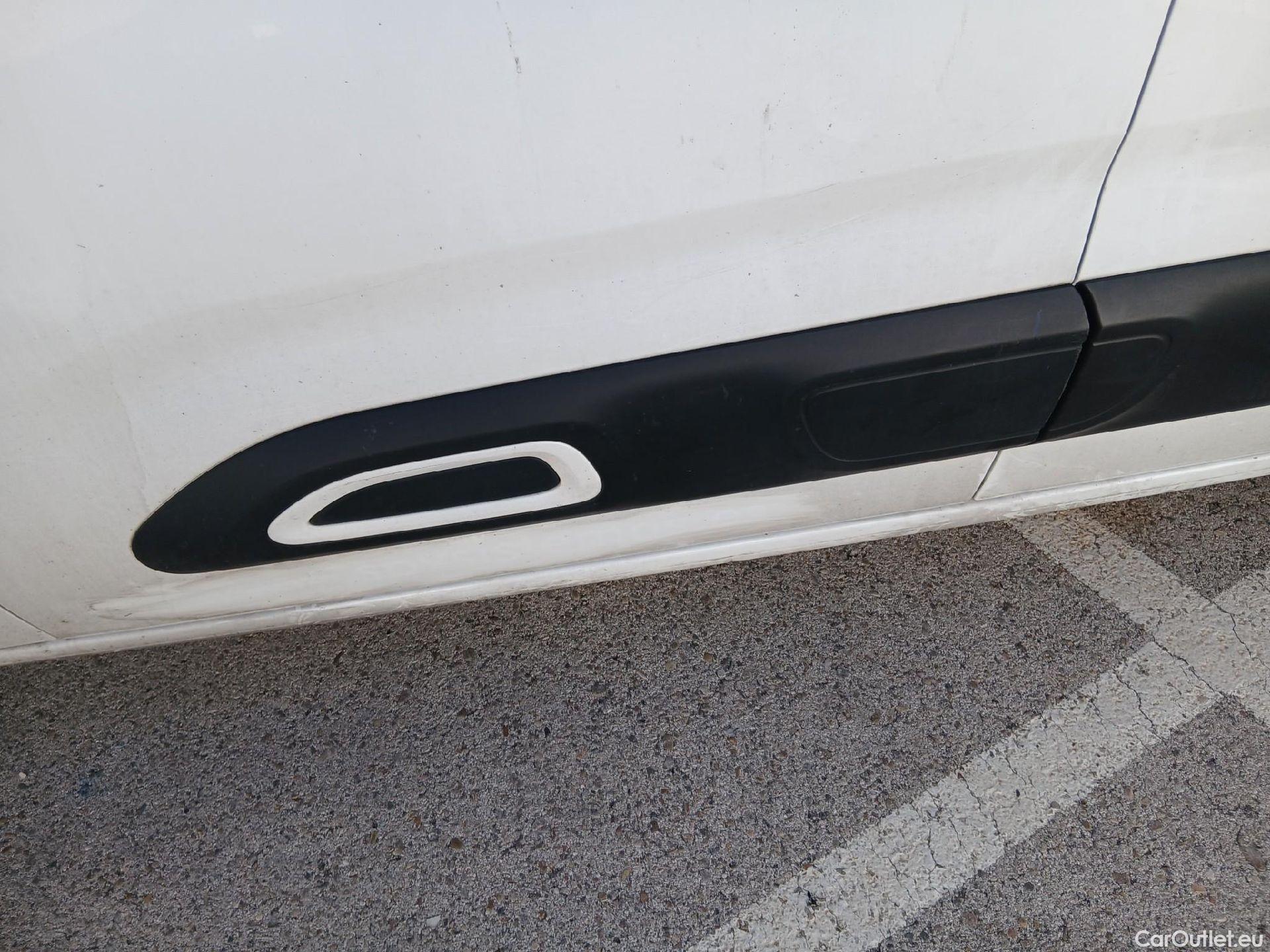  Citroen  Berlingo CITROEN  / 2018 / 5P / monovolumen compacto Talla M BlueHDi 100 SHINE #26