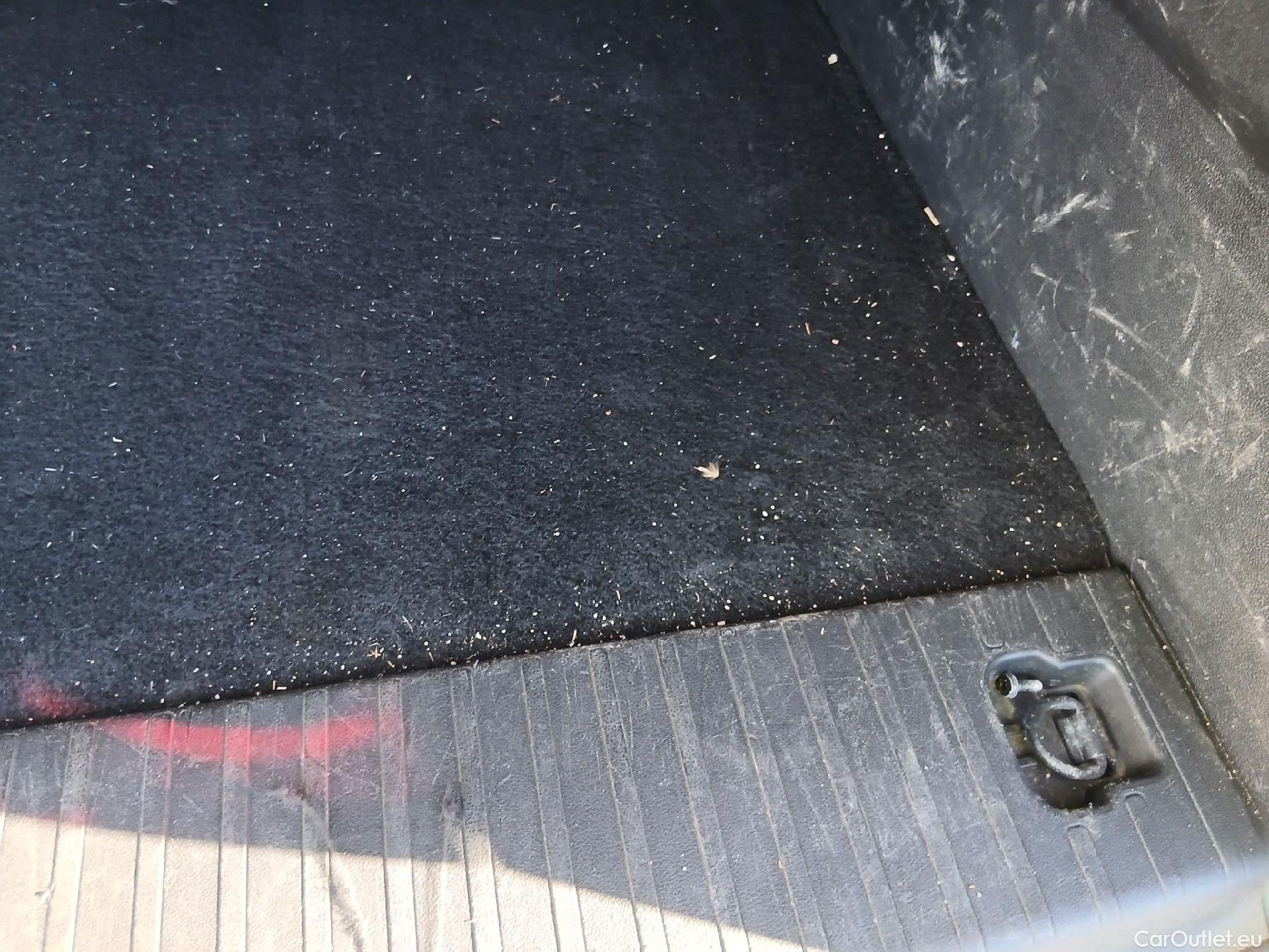  Citroen  Berlingo CITROEN  / 2018 / 5P / monovolumen compacto Talla M BlueHDi 100 SHINE #48