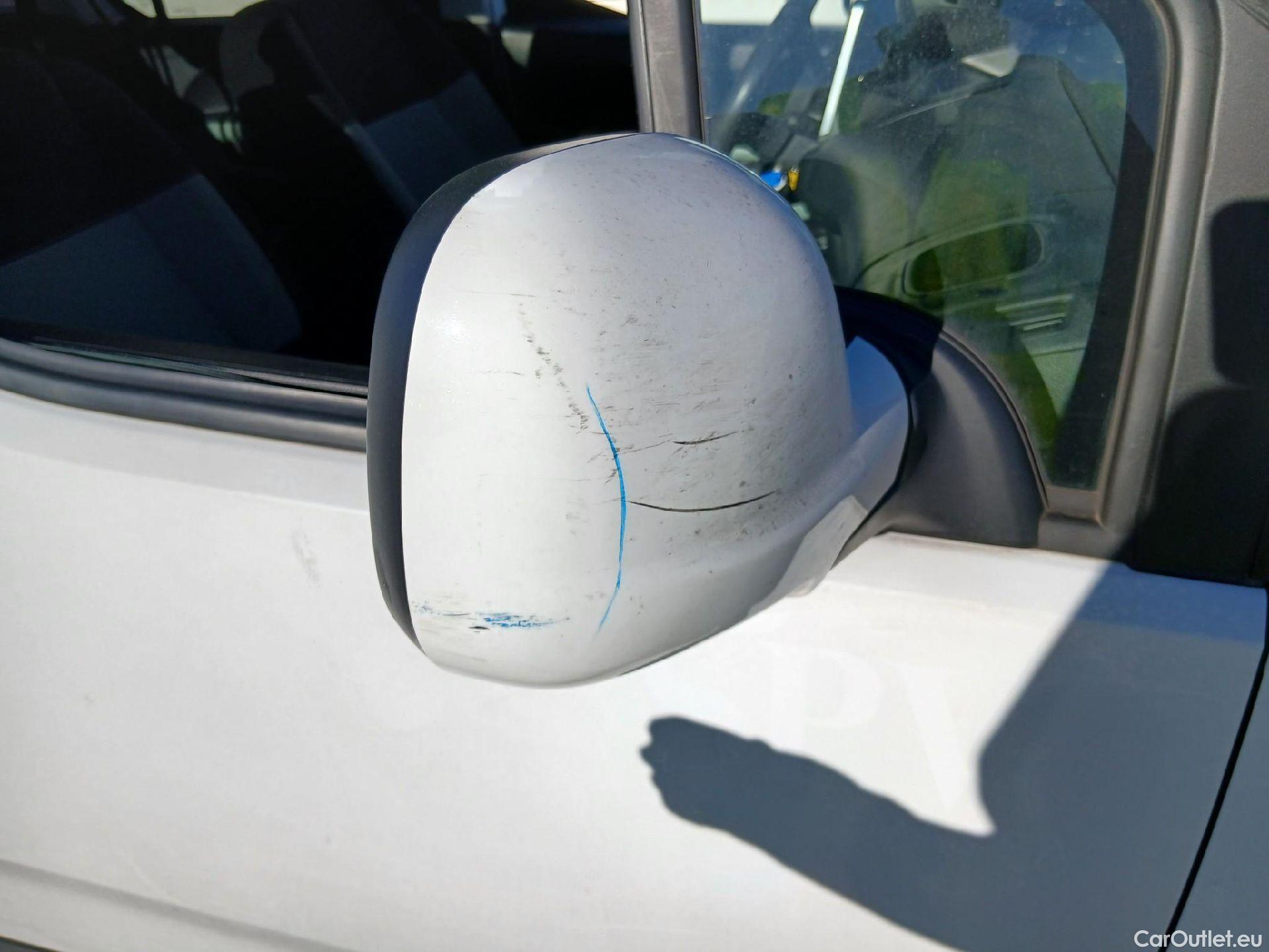  Citroen  Berlingo CITROEN  / 2018 / 5P / monovolumen compacto Talla M BlueHDi 100 SHINE #67