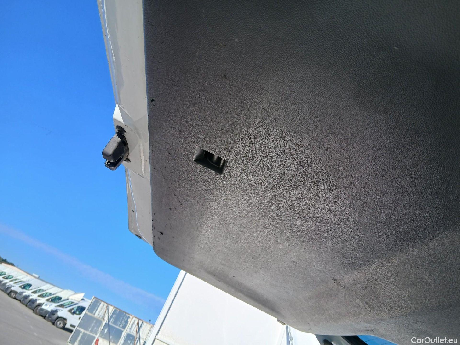  Citroen  Berlingo CITROEN  / 2018 / 5P / monovolumen compacto Talla M BlueHDi 100 SHINE #53