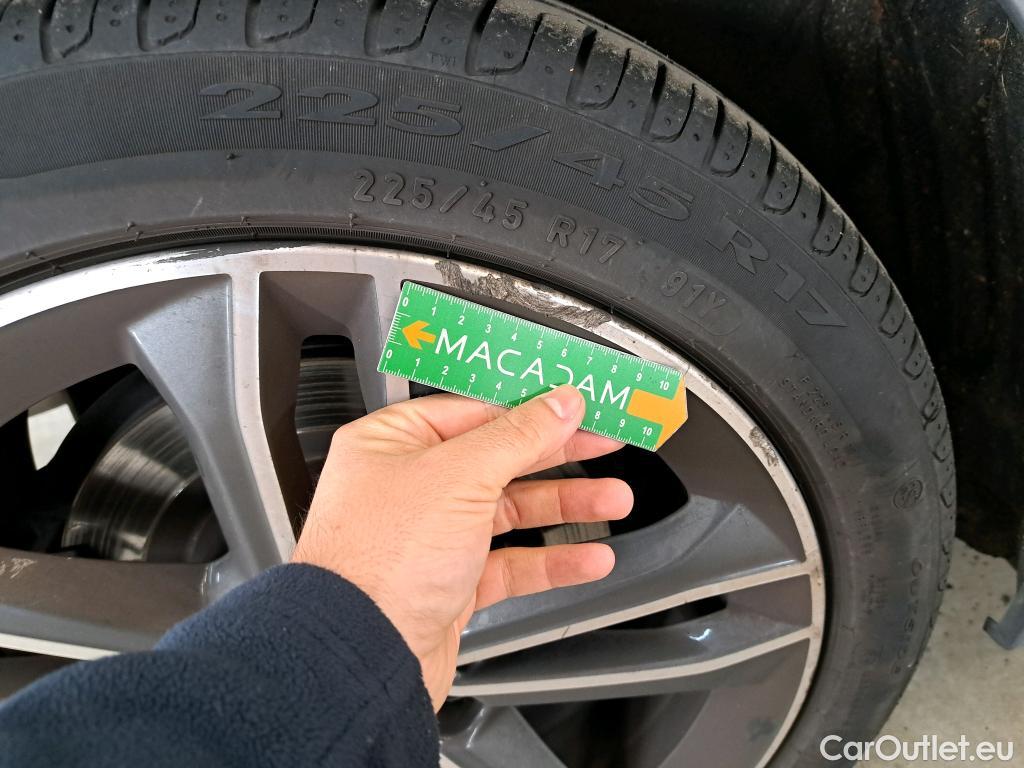  Bmw  Serie 1 Série 1 Berline 120 i Edition Sport 2.0 180CV BVA7 E6d #35