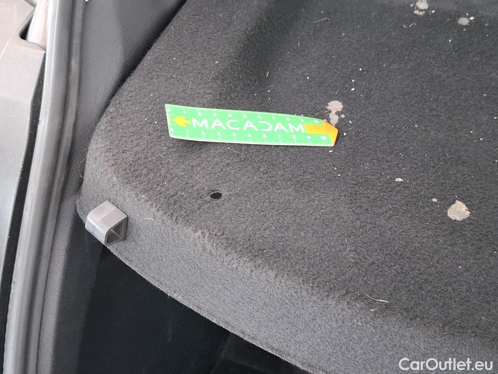  Toyota  Yaris TOYOTA  Hybride / 2019 / 5P / Berline Hybride 116h Iconic #48