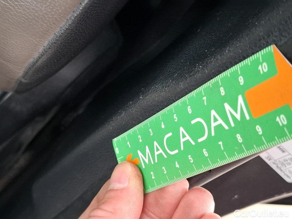  Toyota  Yaris TOYOTA  Hybride / 2019 / 5P / Berline Hybride 116h Iconic #51