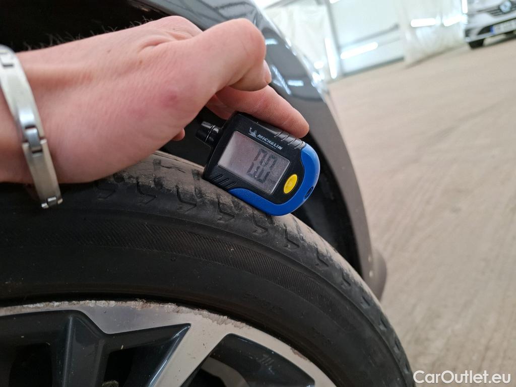  Toyota  Yaris TOYOTA  Hybride / 2019 / 5P / Berline Hybride 116h Iconic #24