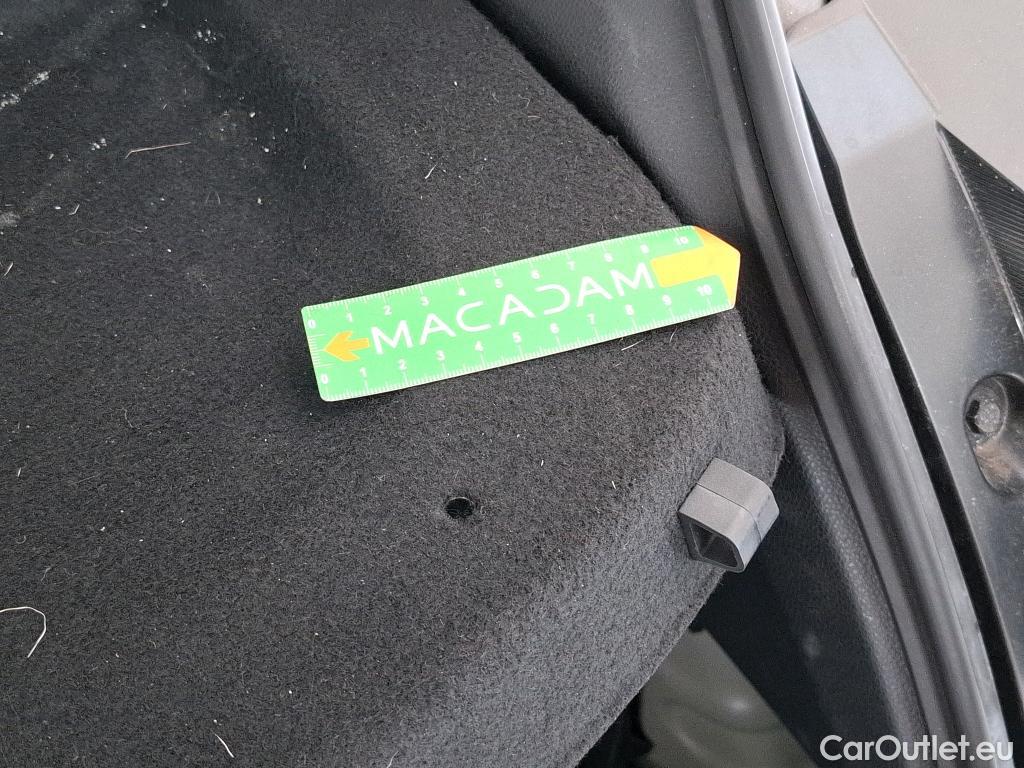  Toyota  Yaris TOYOTA  Hybride / 2019 / 5P / Berline Hybride 116h Iconic #50