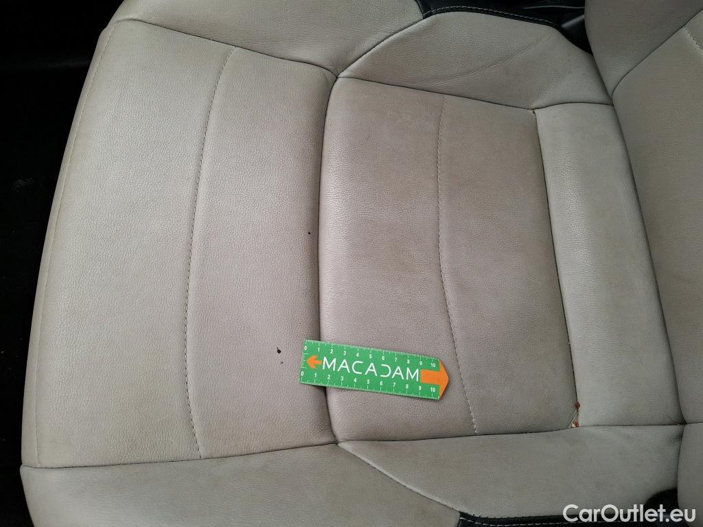  Toyota  Yaris TOYOTA  Hybride / 2019 / 5P / Berline Hybride 116h Iconic #46