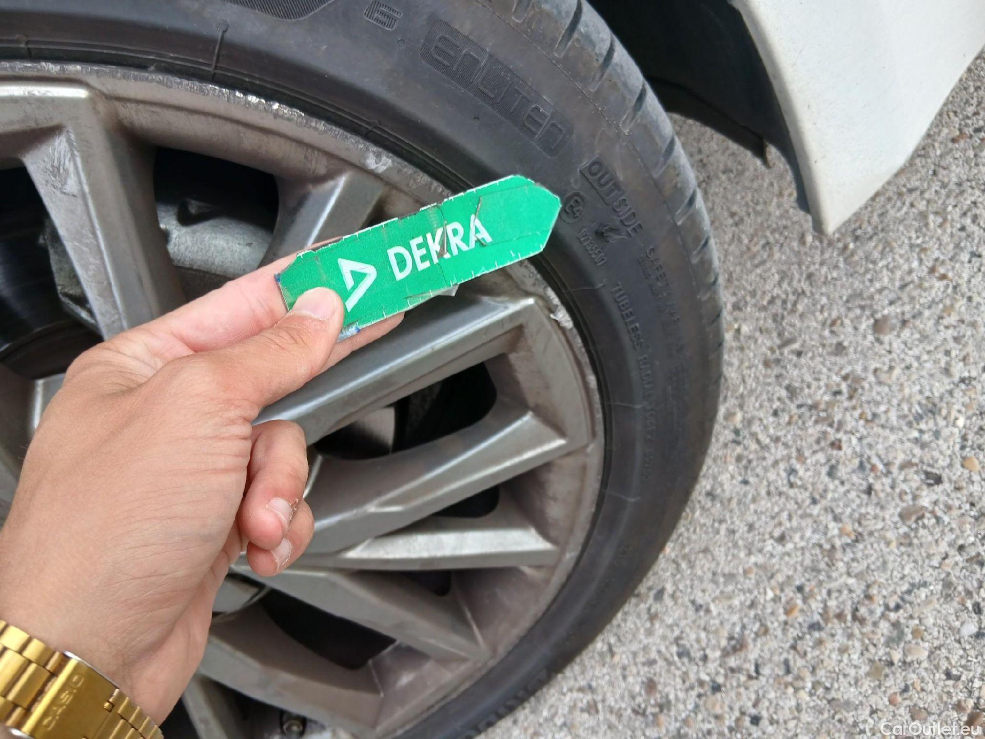  Toyota  Corolla TOYOTA  / 2019 / 5P / familiar 1.8 125H FEEL! E-CVT TOURING SPORT #40