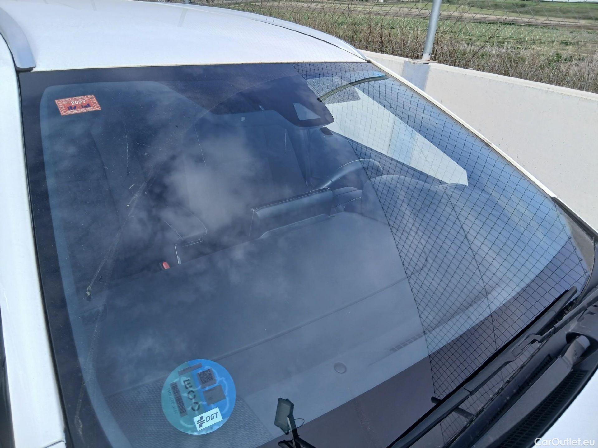  Toyota  Corolla TOYOTA  / 2019 / 5P / familiar 1.8 125H FEEL! E-CVT TOURING SPORT #1