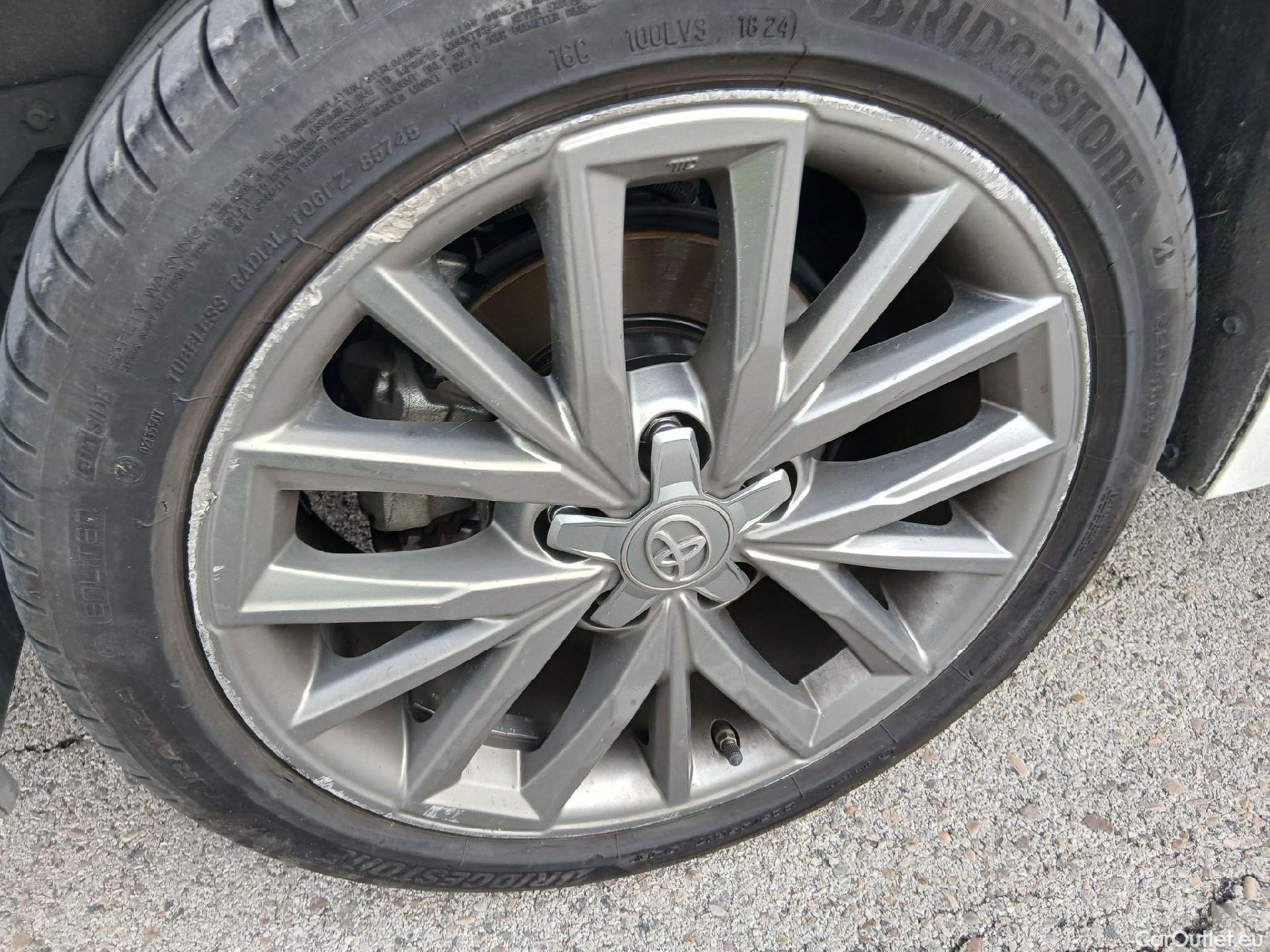  Toyota  Corolla TOYOTA  / 2019 / 5P / familiar 1.8 125H FEEL! E-CVT TOURING SPORT #32