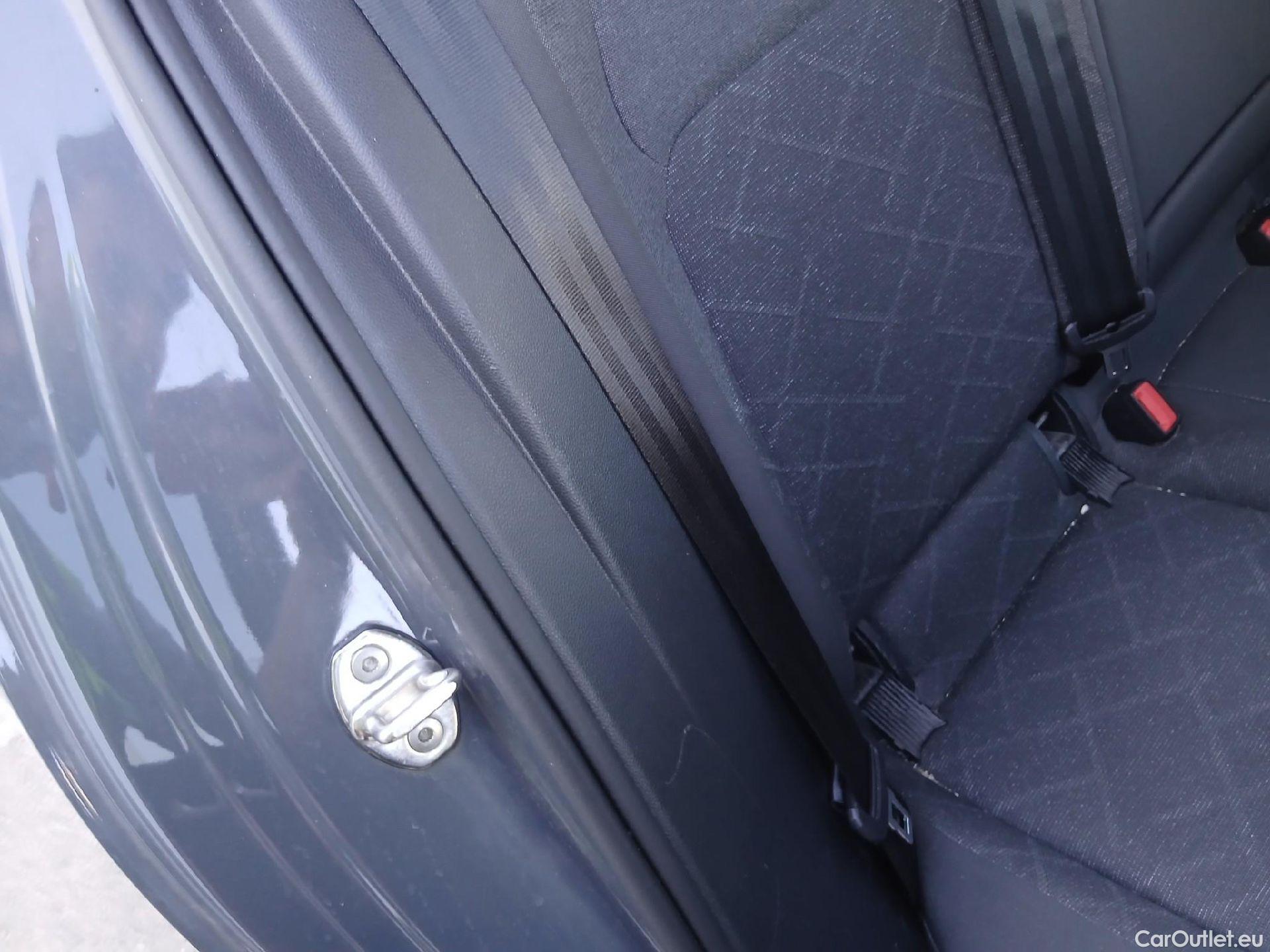  Volkswagen  Golf  VOLKSWAGEN / 2020 / 5P / familiar Life 2.0 TDI 85kW (115CV) Variant #32