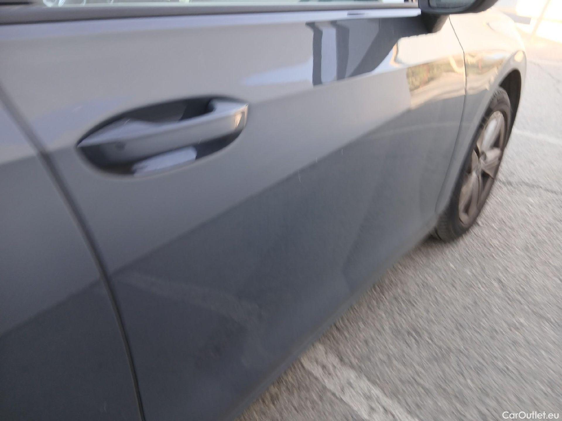  Volkswagen  Golf  VOLKSWAGEN / 2020 / 5P / familiar Life 2.0 TDI 85kW (115CV) Variant #24