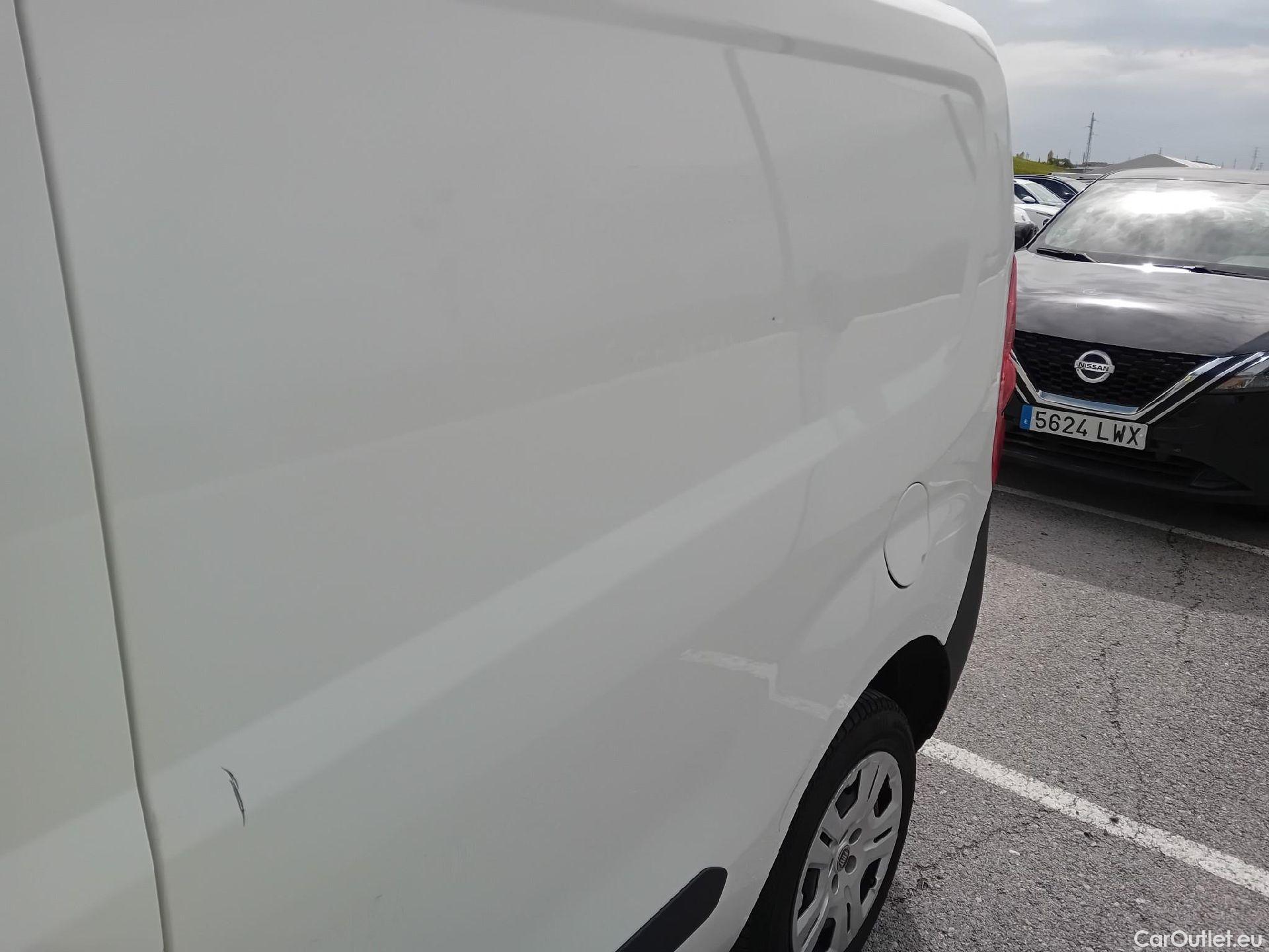  Fiat  Doblo FIAT Doblò Cargo/2015/4P/furgón derivado de turismo Cargo SX 1.6 Mjet 66kW (90CV) (AC) #19