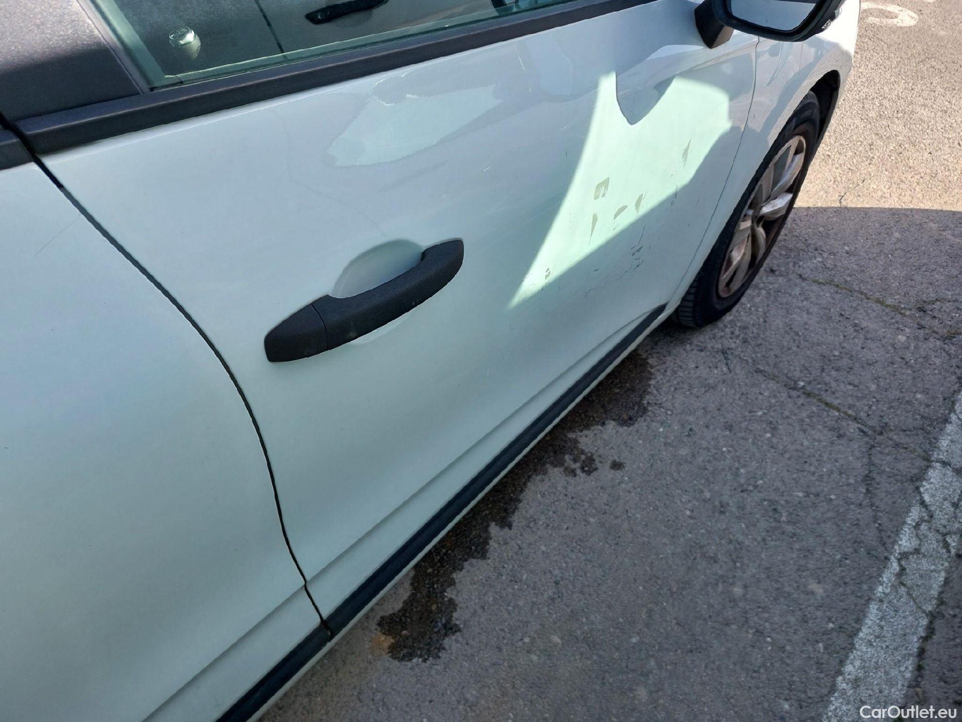  Renault  Clio RENAULT  / 2019 / 5P / berlina con portón Business Blue dCi 63 kW (85CV) #26