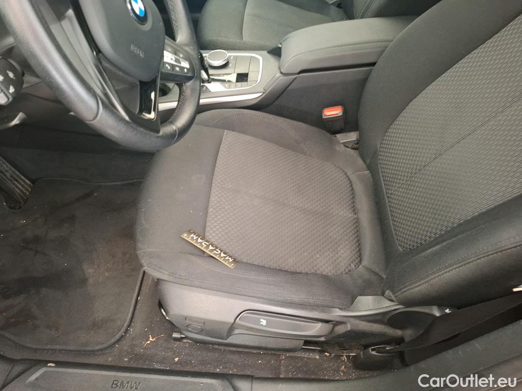  Bmw  Serie 1 BMW Série 1 / 2019 / 5P / Berline 1.5 116D DKG7 Business Design (Ex 668K) #33