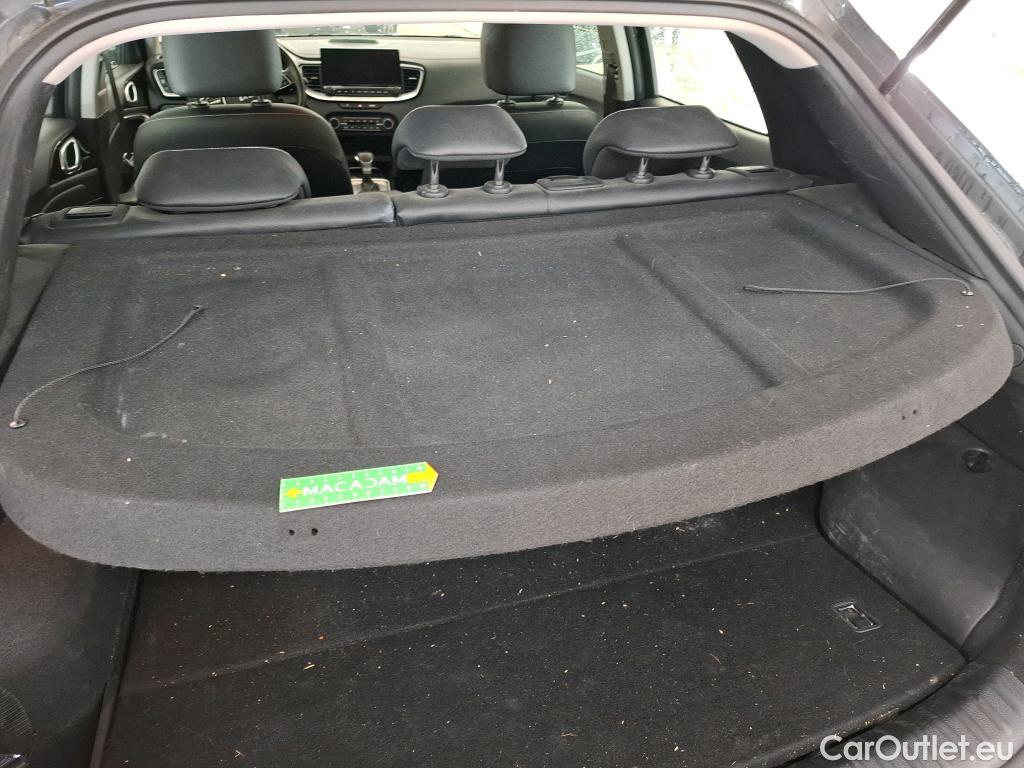  KIA  XCeed KIA  / 2022 / 5P / Crossover 1.6 GDI PHEV ACTIVE BUS DCT6 #16