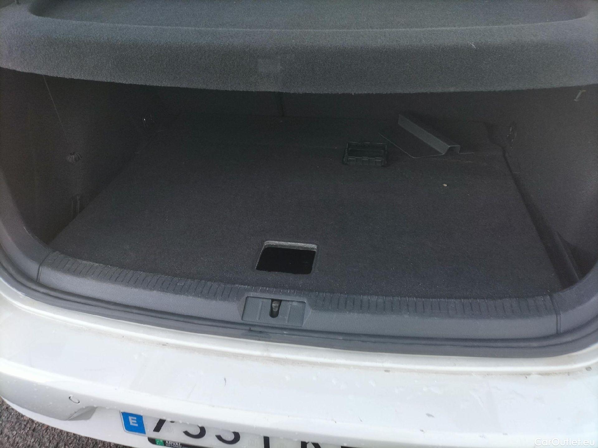  Volkswagen  Golf  VOLKSWAGEN / 2016 / 5P / berlina con portón Ready2Go 1.0 TSI 85kW (115CV) #12