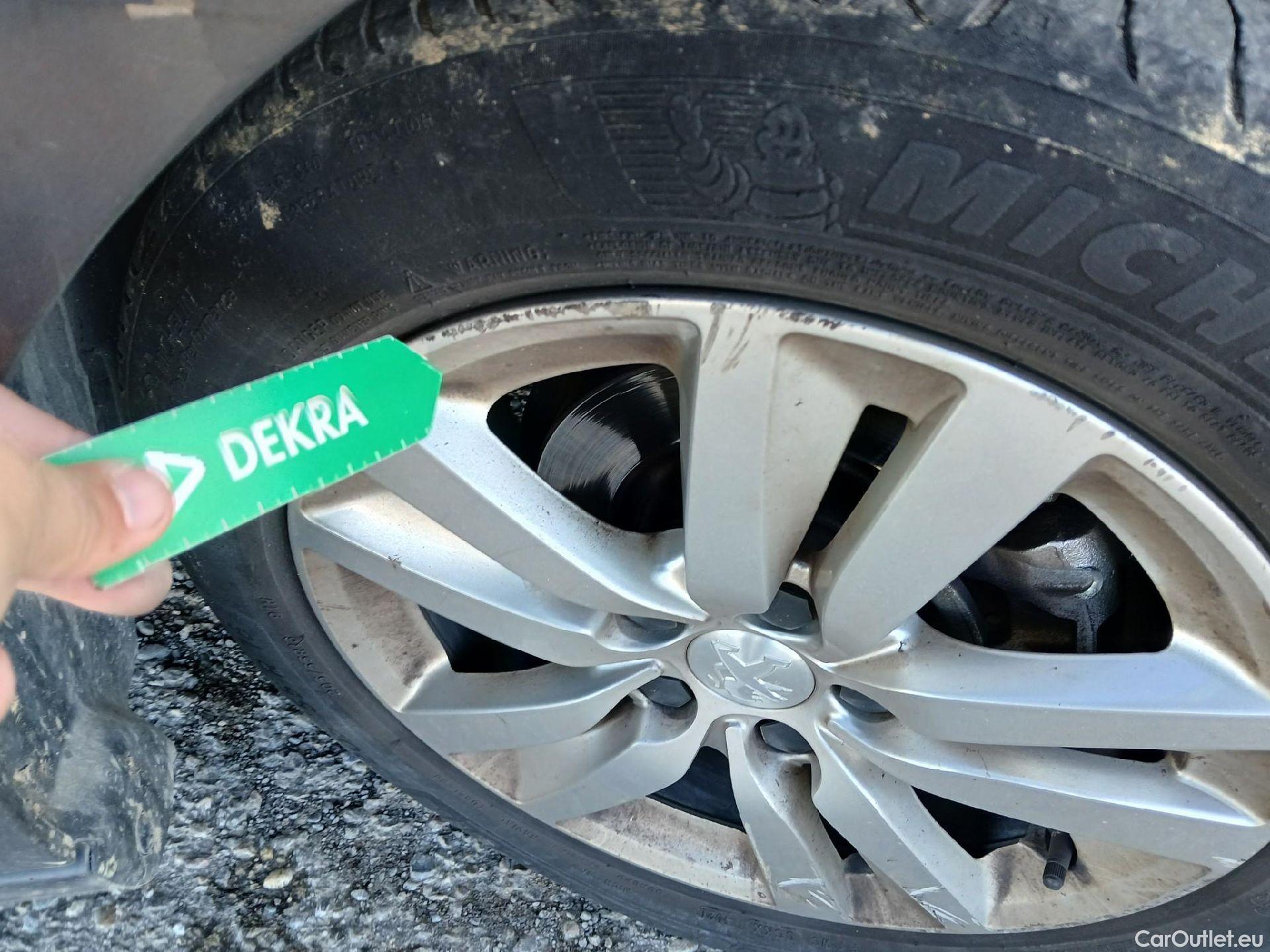  Peugeot  308 PEUGEOT  / 2017 / 5P / berlina con portón 5p Active Pack PureTech 110 S&S #38