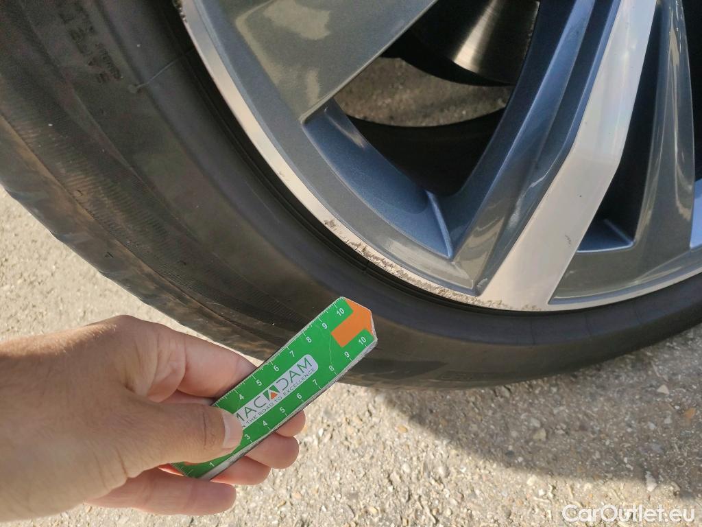  Audi  Q8 AUDI  / 2018 / 5P / todoterreno 55 TFSIe S Line 280kW quattro tiptronic #12