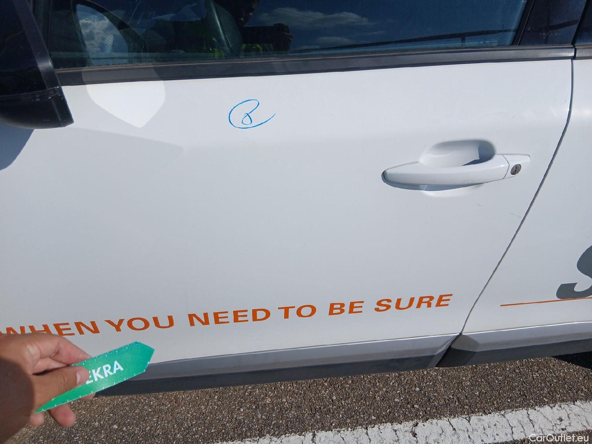  Peugeot  2008 PEUGEOT  / 2019 / 5P / todoterreno Allure BlueHDI 81kW (110CV) #24