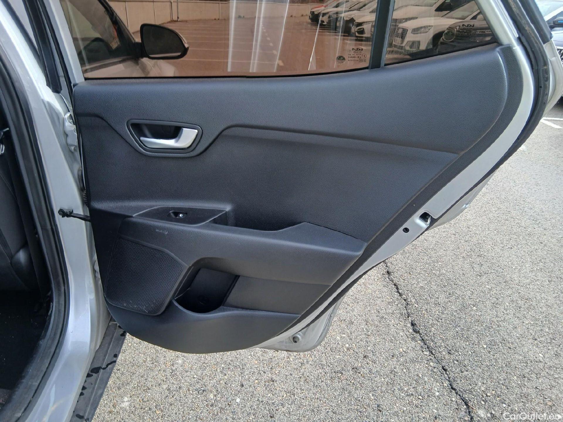  KIA  STONIC KIA  / 2017 / 5P / todoterreno 1.0 T-GDi 74kW (100CV) MHEV iMT Drive #48