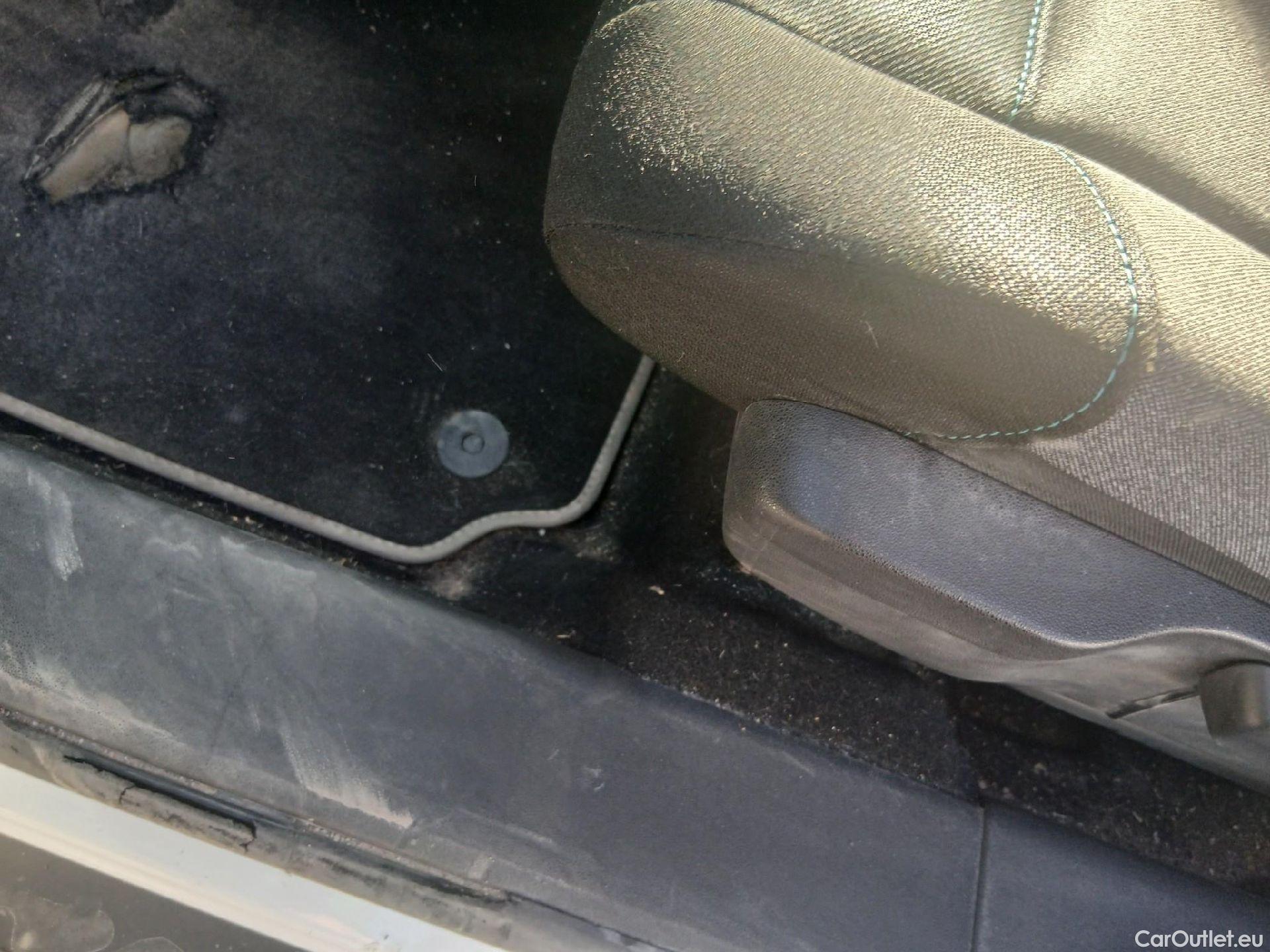  Citroen  C4 Cactus CITROEN  / 2018 / 5P / berlina con portón BlueHDi 100 S&S Feel #4