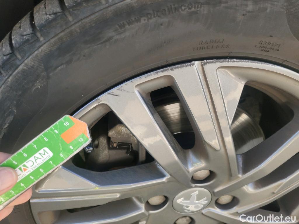  Peugeot  208 PEUGEOT  / 2019 / 5P / berlina con portón BlueHDi 73kW (100CV) Active Pack (AC) #4