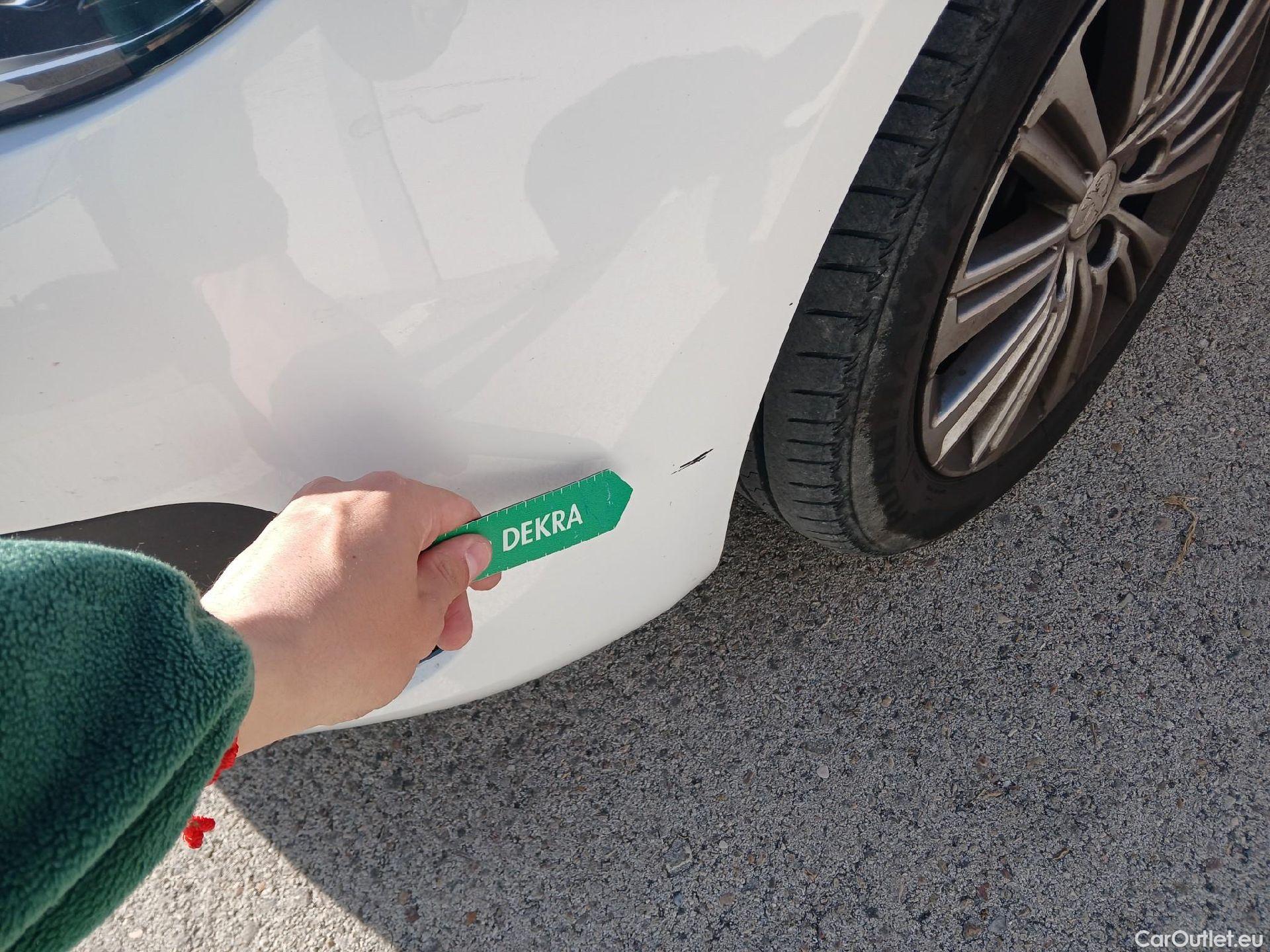  Peugeot  308 PEUGEOT  / 2017 / 5P / berlina con portón 5p Allure PureTech 130 S&S (CX) #10