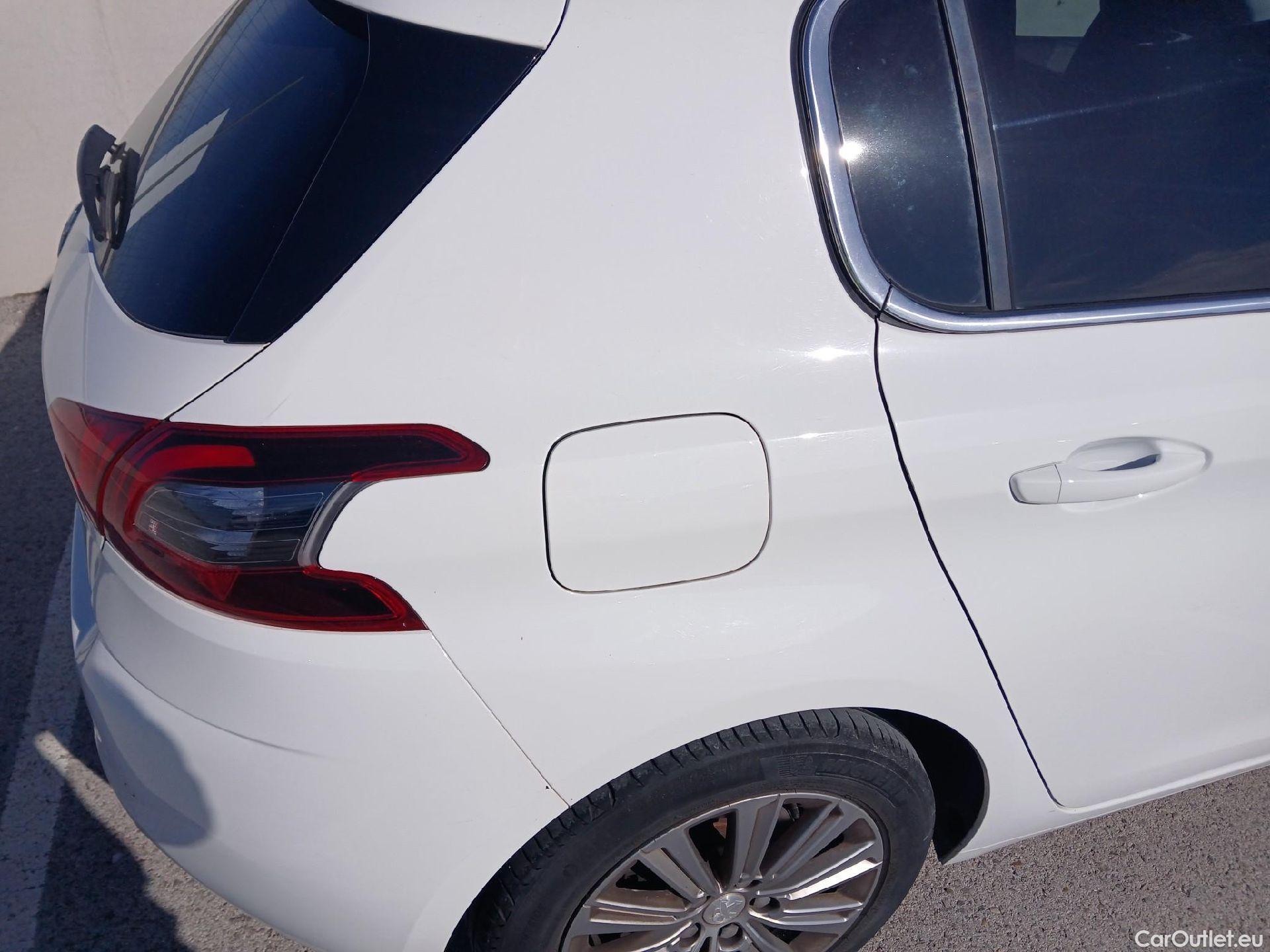  Peugeot  308 PEUGEOT  / 2017 / 5P / berlina con portón 5p Allure PureTech 130 S&S (CX) #32