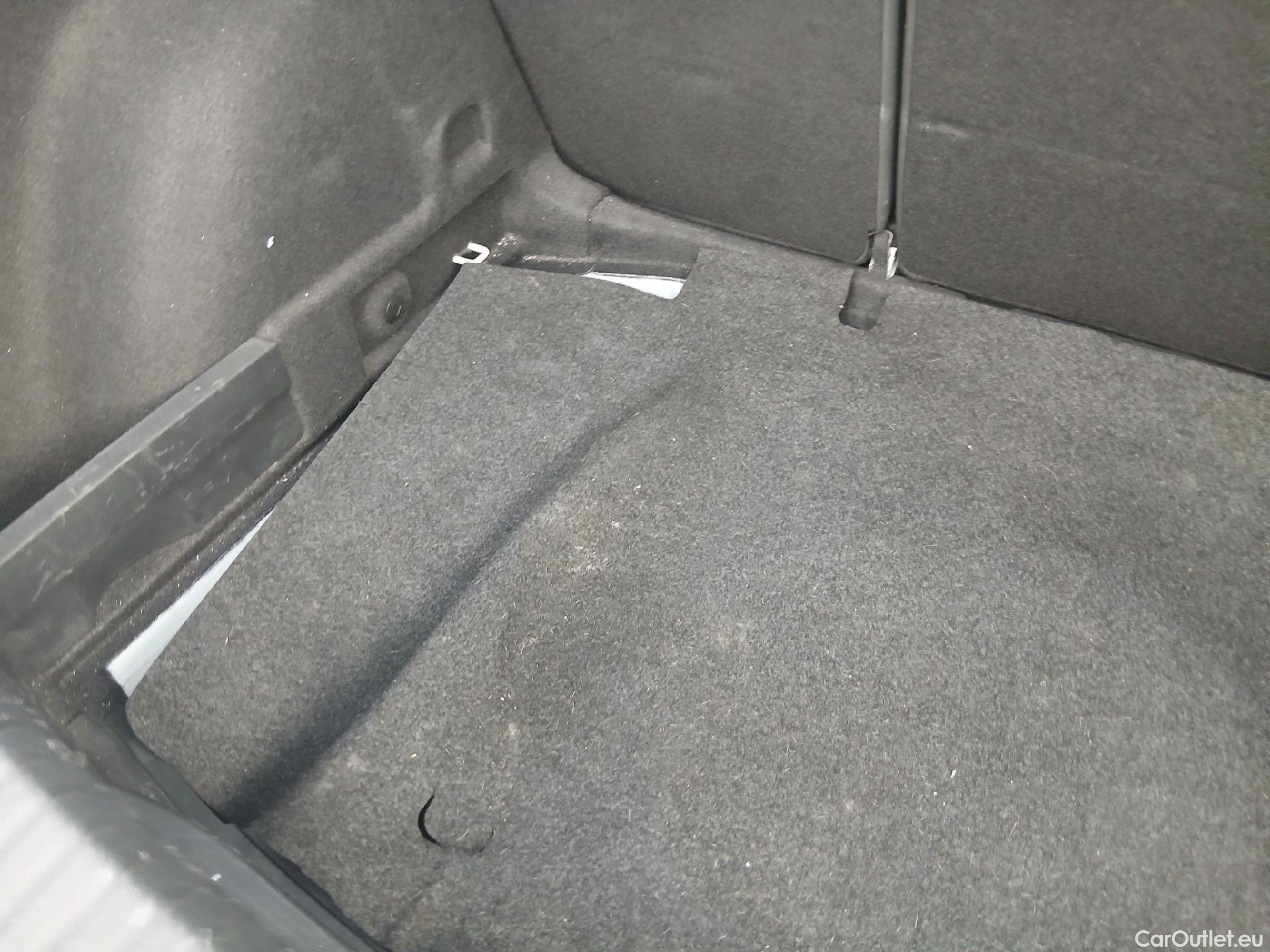  Land Rover  Discovery SEAT Nuevo León / 2020 / 5P / berlina con portón 2.0 TDI 85kW S&S Style Go(SP) #3