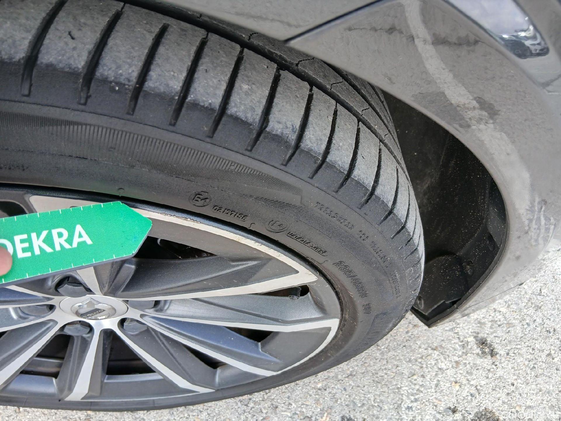  Volvo  V60 VOLVO  / 2018 / 5P / familiar 2.0 B4 (D) Momentum Auto #9