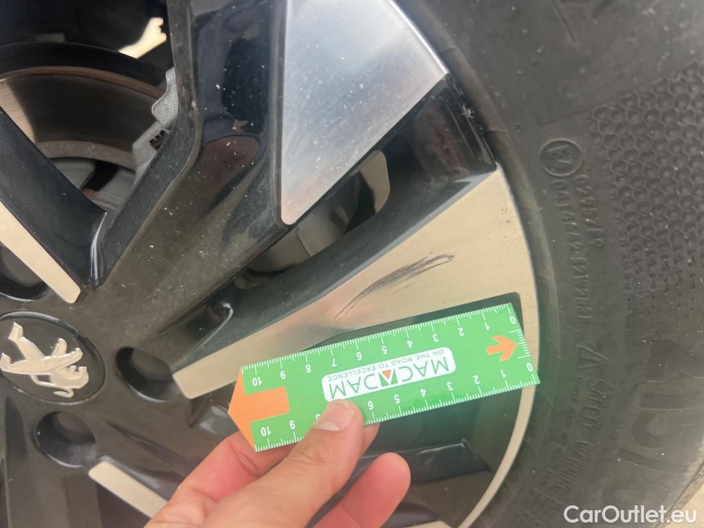  Peugeot  2008 PEUGEOT  / 2019 / 5P / todoterreno Allure BlueHDI 81kW (110CV) #4