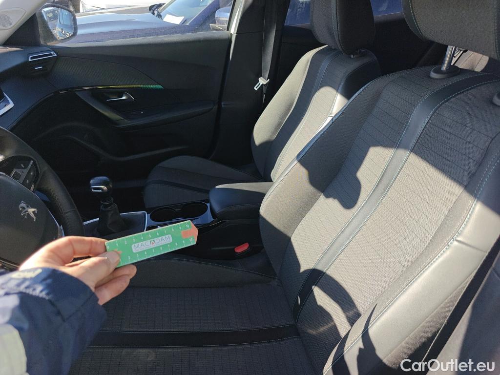  Peugeot  2008 PEUGEOT  / 2019 / 5P / todoterreno Allure BlueHDI 81kW (110CV) #19