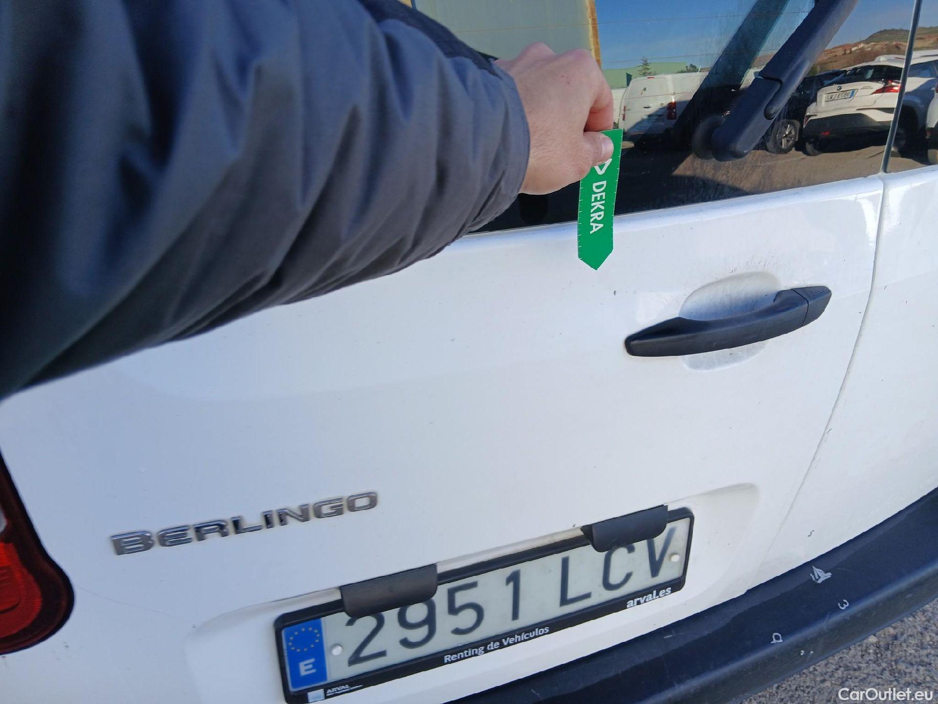  Citroen  Berlingo CITROEN  / 2018 / 4P / combi Talla M BlueHDi 100 LIVE (AC) #17