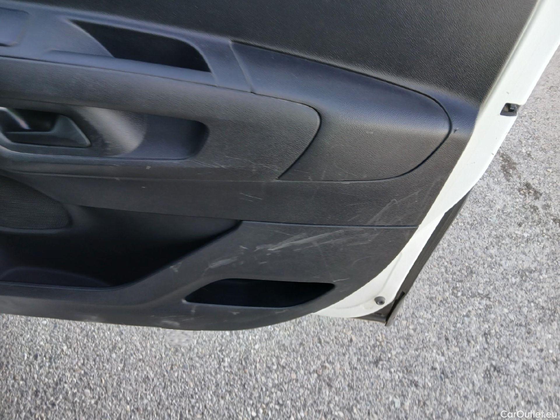  Citroen  Berlingo CITROEN  / 2018 / 4P / combi Talla M BlueHDi 100 LIVE (AC) #34