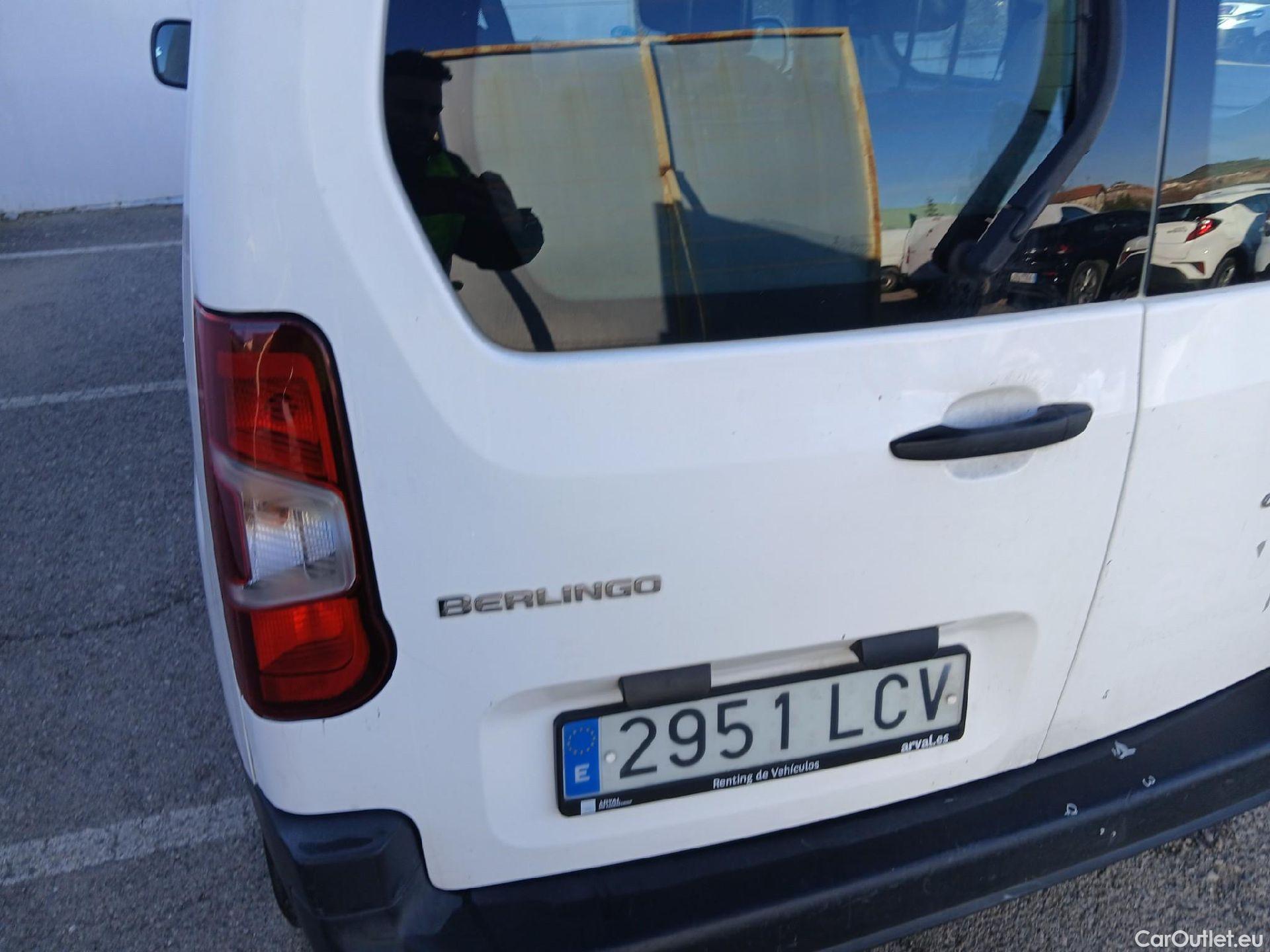 Citroen  Berlingo CITROEN  / 2018 / 4P / combi Talla M BlueHDi 100 LIVE (AC) #18
