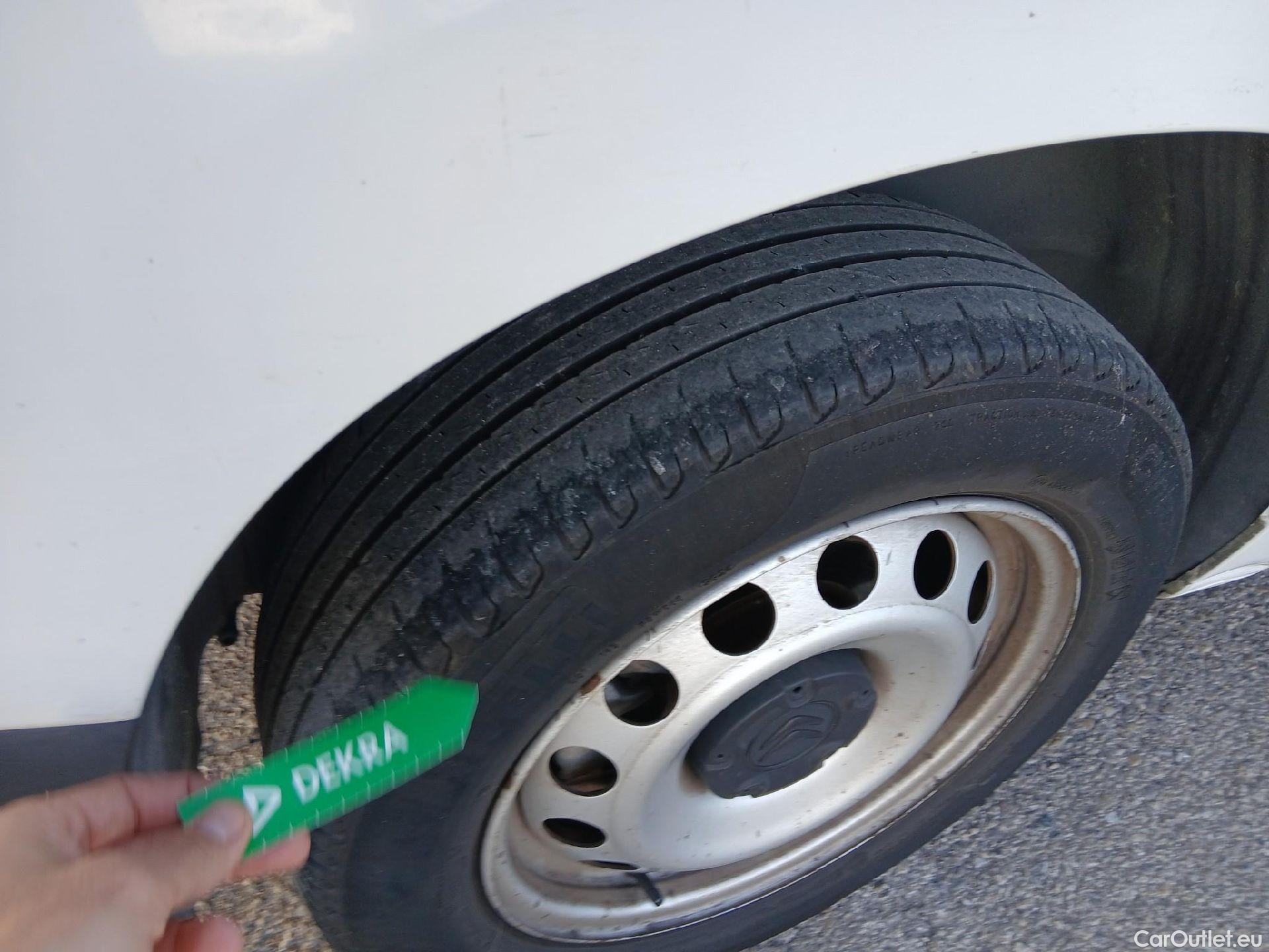  Citroen  Berlingo CITROEN  / 2018 / 4P / combi Talla M BlueHDi 100 LIVE (AC) #13