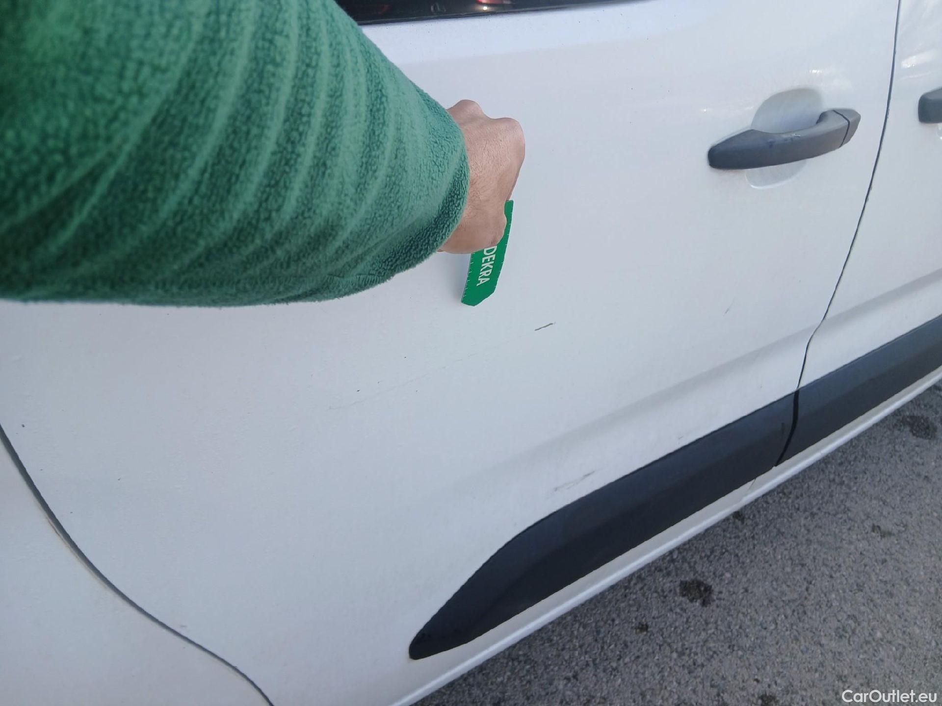  Citroen  Berlingo CITROEN  / 2018 / 4P / combi Talla M BlueHDi 100 LIVE (AC) #23